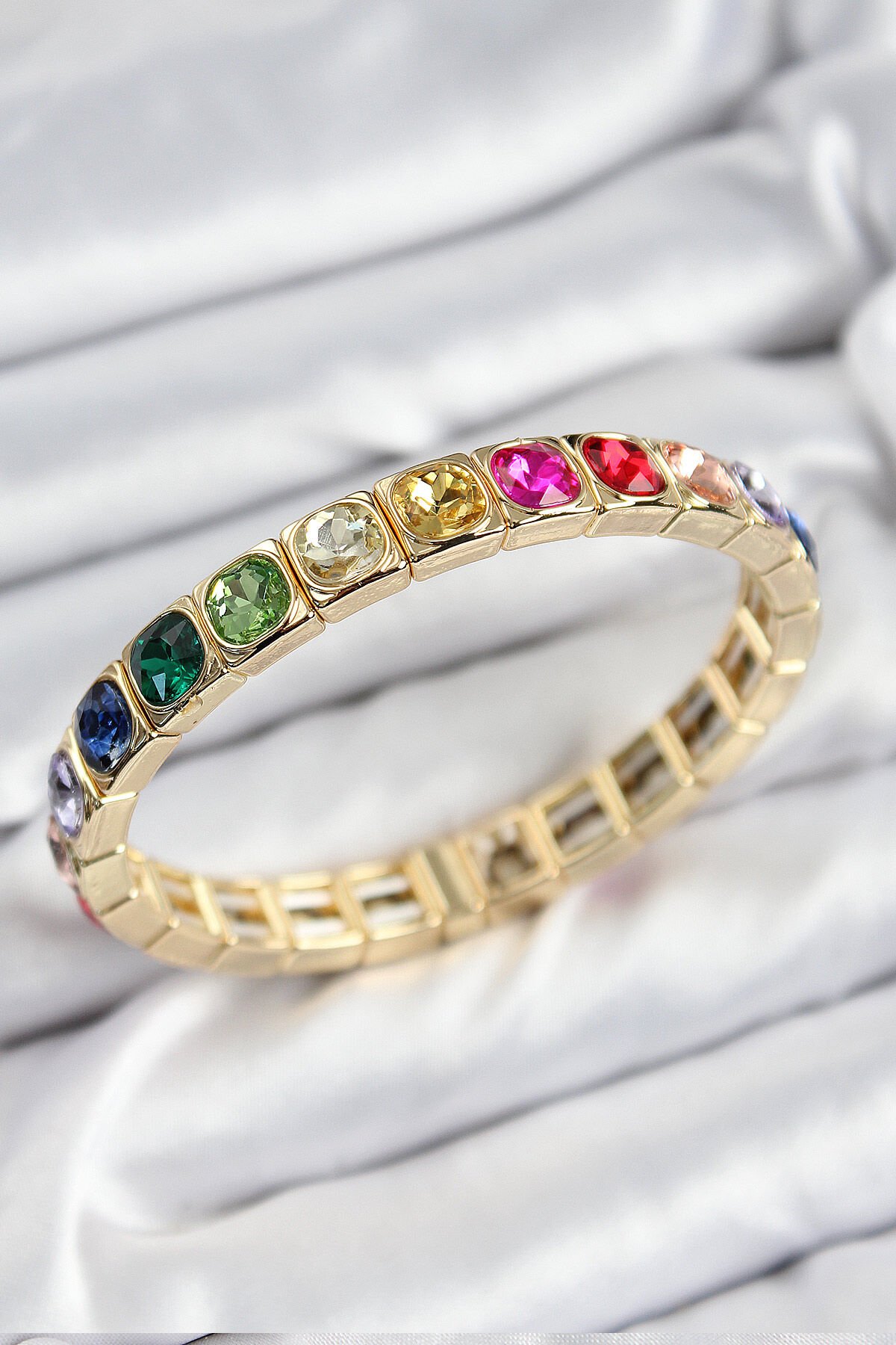 Pirinç Karışık Zirkon Taşlı Kare Model Gold Renk Lastikli Kadın Bileklik - TJ-BB7498