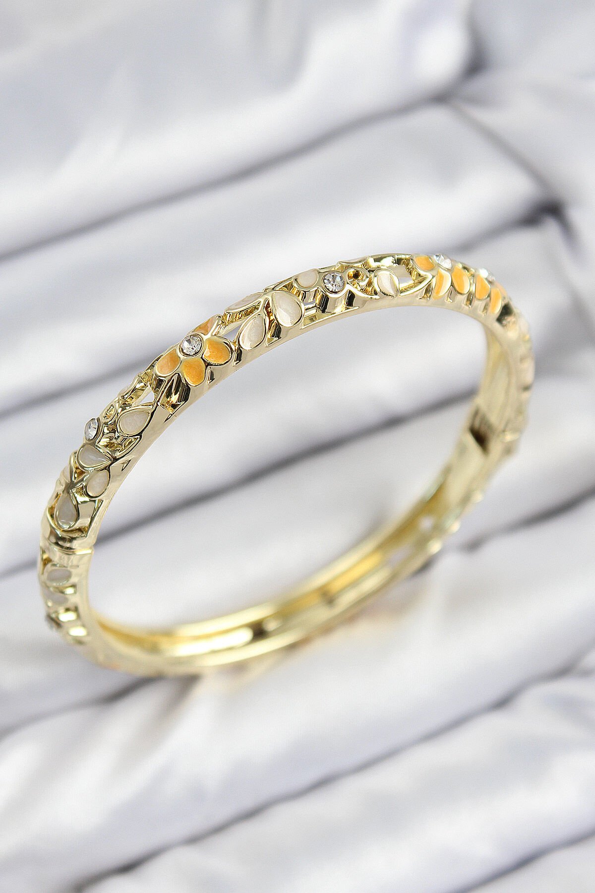 Mineli Pirinç Zirkon Taşlı Sarı Krem Çiçek Motifli Gold Kadın Kelepçe - TJ-BB7758