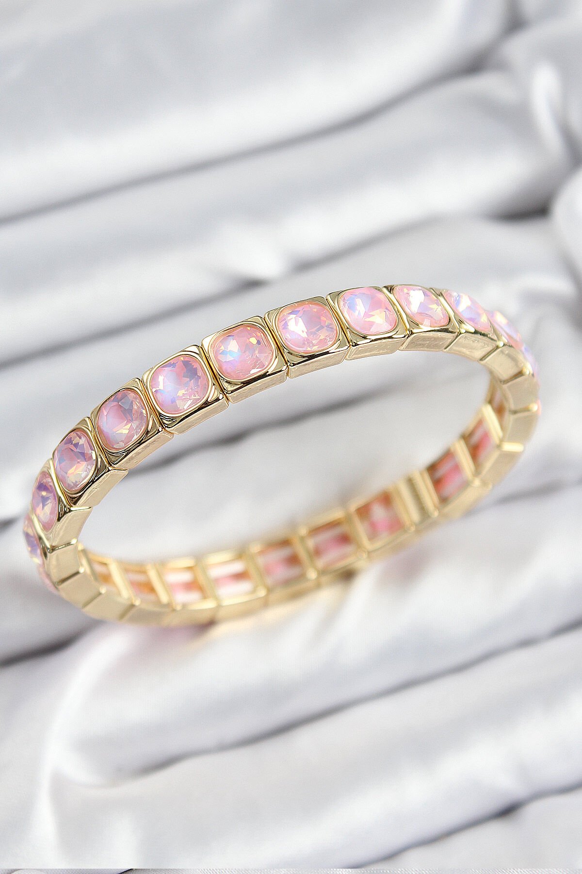 Pirinç Pembe Zirkon Taşlı Kare Model Gold Renk Lastikli Kadın Bileklik - TJ-BB7499