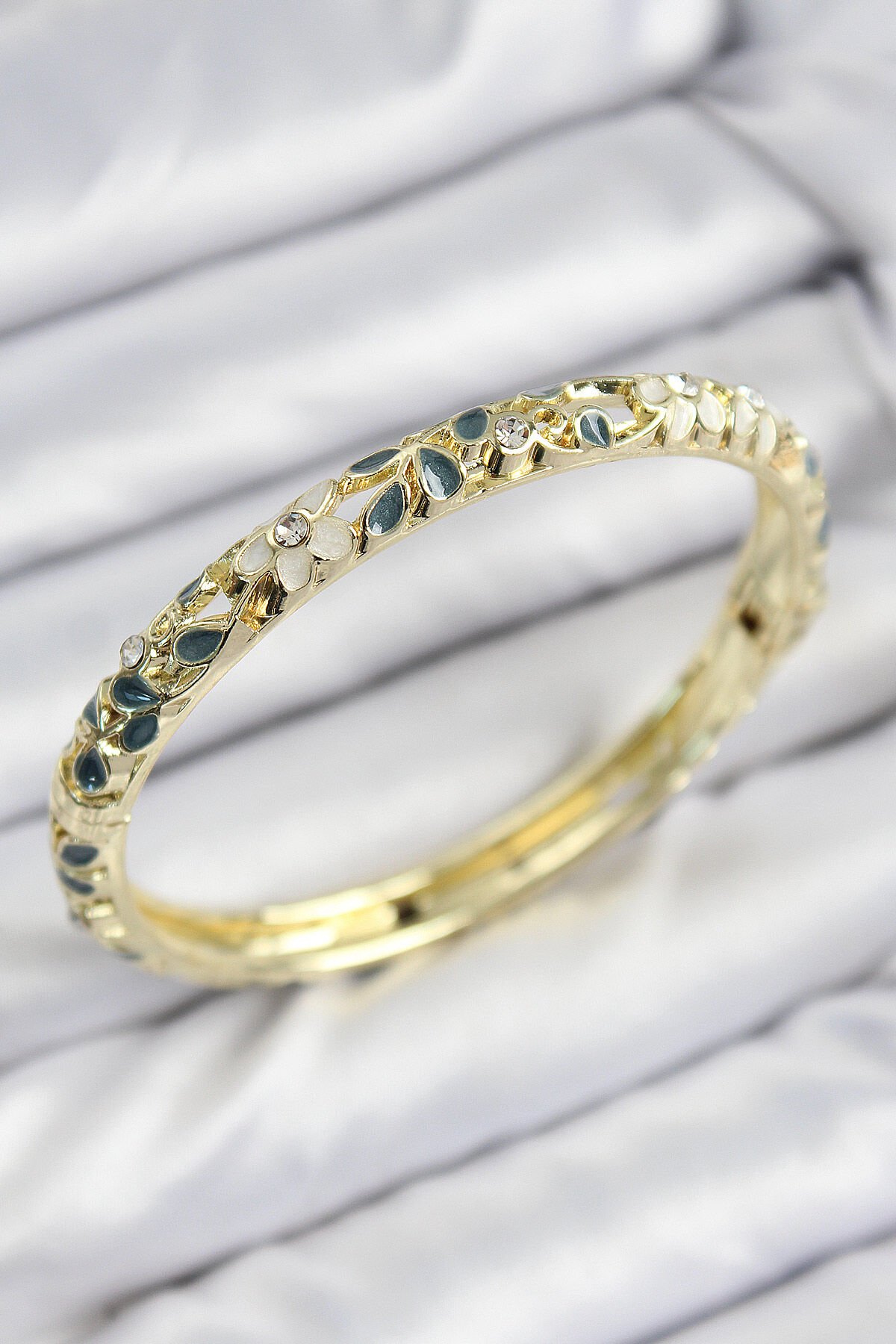 Mineli Pirinç Zirkon Taşlı Yeşil Krem Çiçek Motifli Gold Kadın Kelepçe - TJ-BB7759