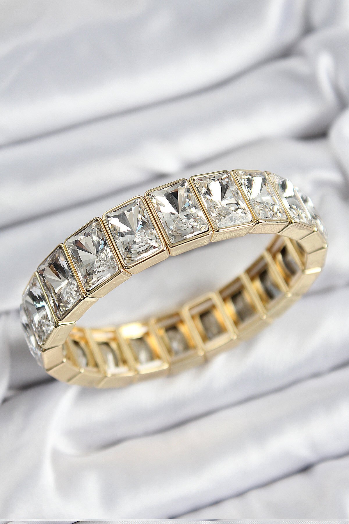 Pirinç Zirkon Taşlı Büyük Dikdörtgen Model Gold Renk Lastikli Kadın Bileklik - TJ-BB7500