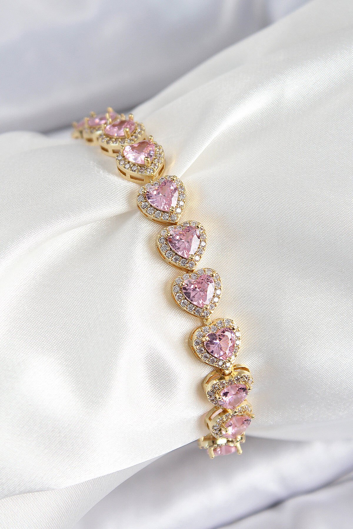 Pirinç Zirkon Taşlı Pembe Kalp Baget Model Gold Renk VIP Seri Kadın Bileklik - TJ-BB7502