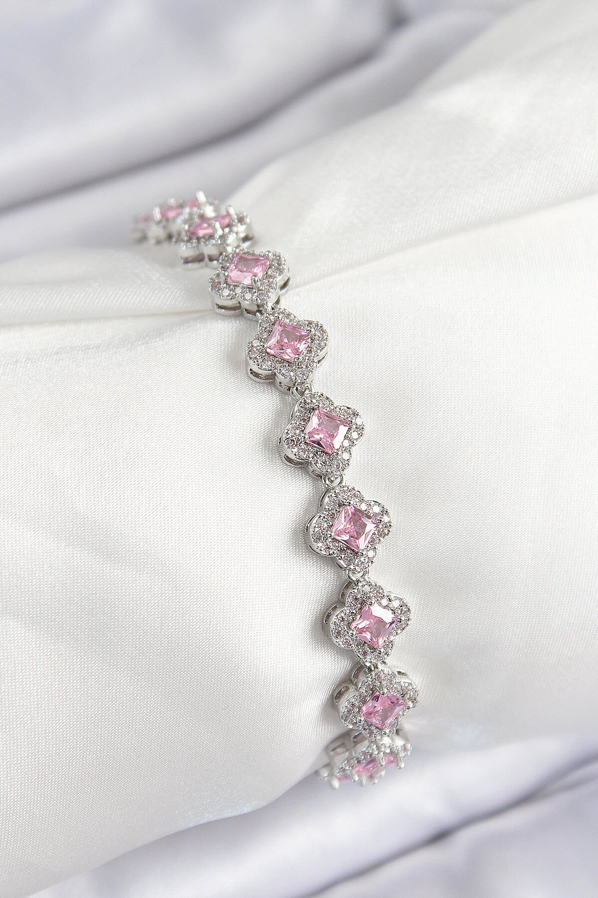 Pirinç Zirkon Taşlı Pembe Yonca Baget Model Gümüş Renk VIP Seri Kadın Bileklik - TJ-BB7505