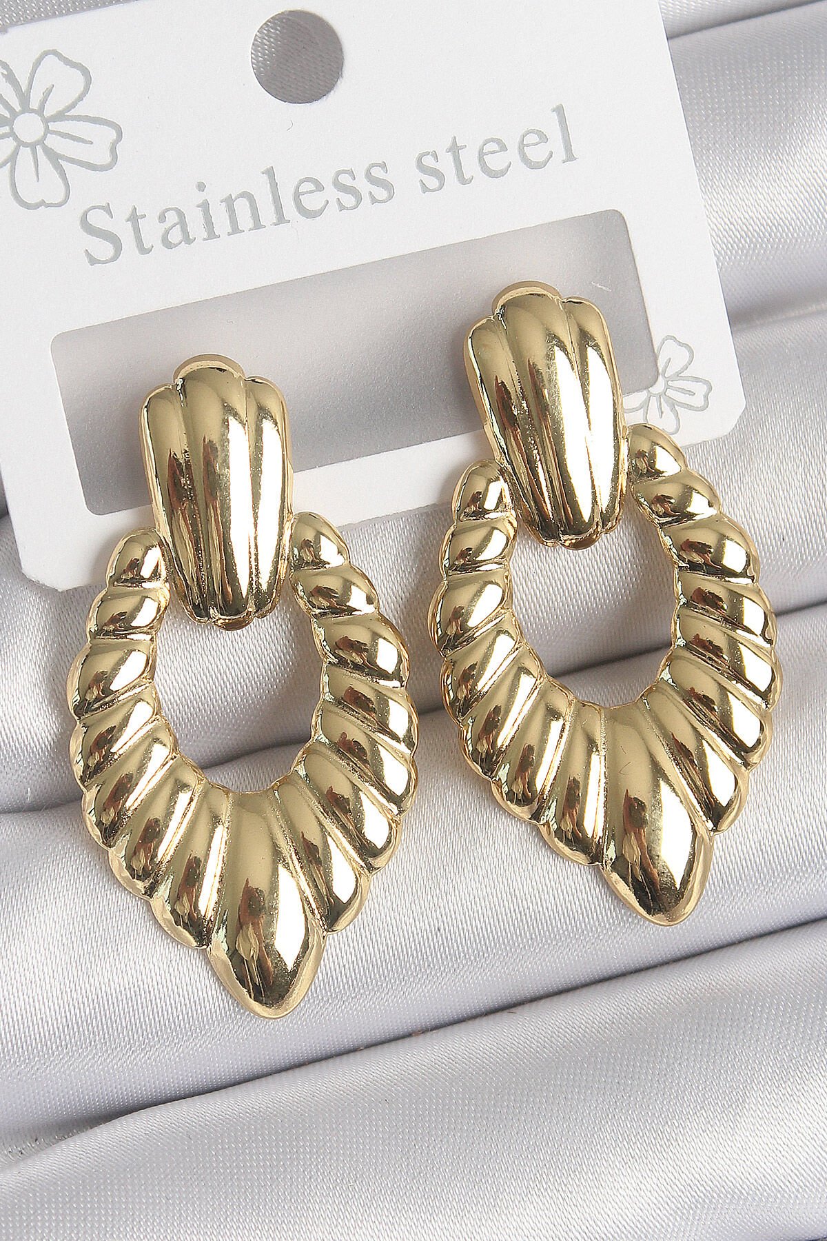 316 Çelik Gold Renk İşlemeli Motiif Model Kadın Küpe - TJ-BKP10528