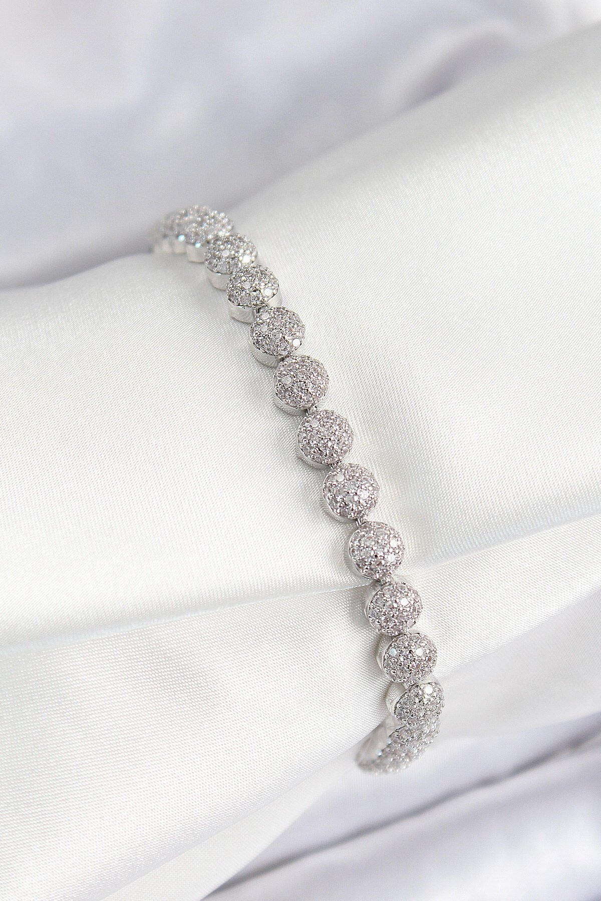 Pirinç Zirkon Taşlı Yarım Topcuk Model Gümüş Renk VIP Seri Kadın Bileklik - TJ-BB7507