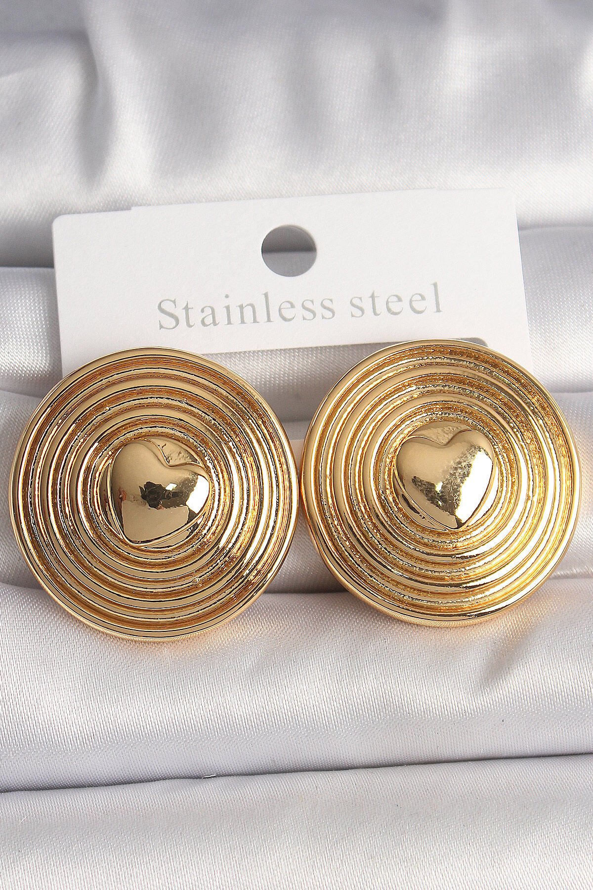 Pirinç Gold Renk Kalp İşlemeli Daire Plaka Model Kadın Küpe - TJ-BKP10155