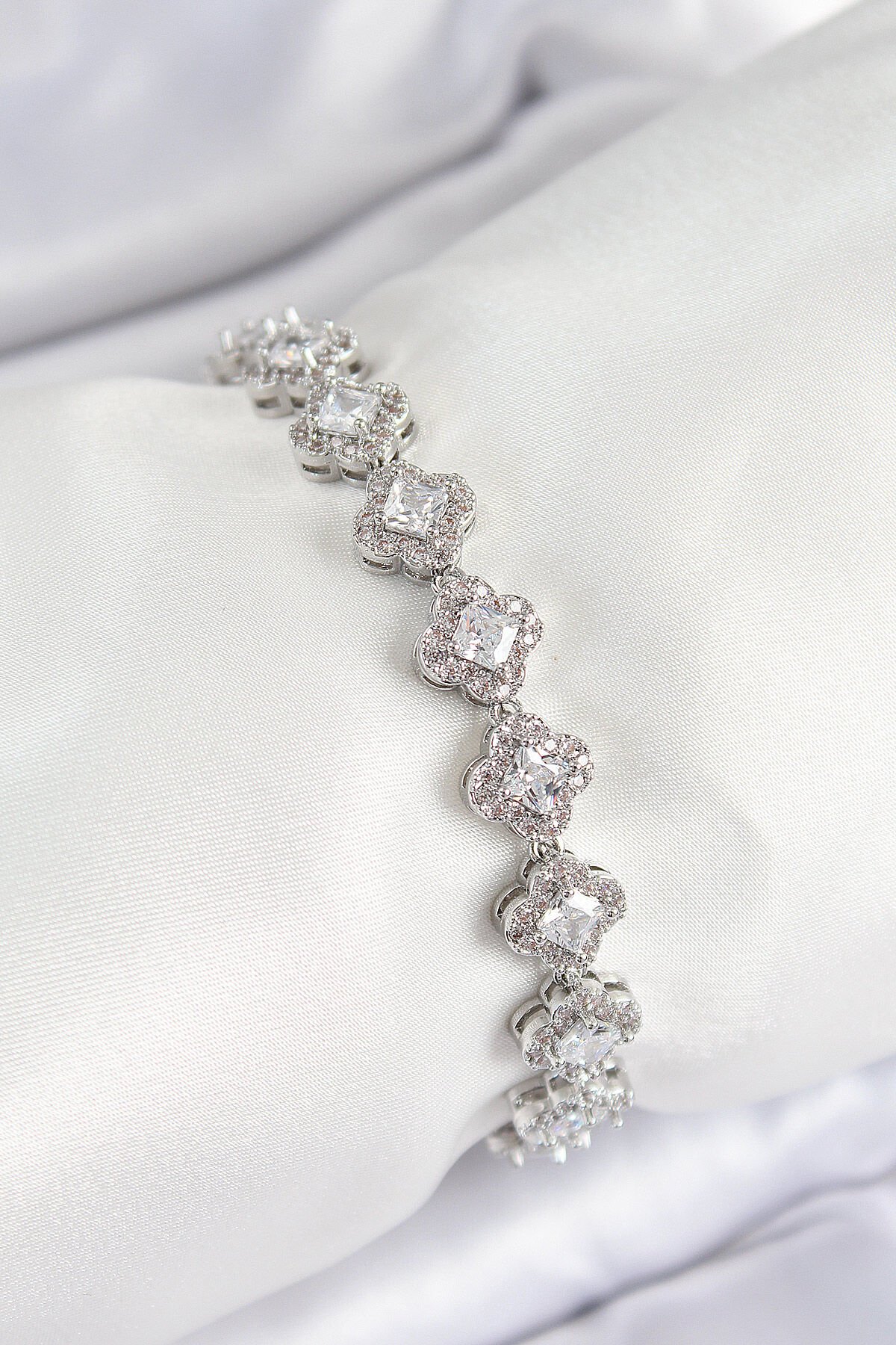 Pirinç Zirkon Taşlı Yonca Baget Model Gümüş Renk VIP Seri Kadın Bileklik - TJ-BB7509