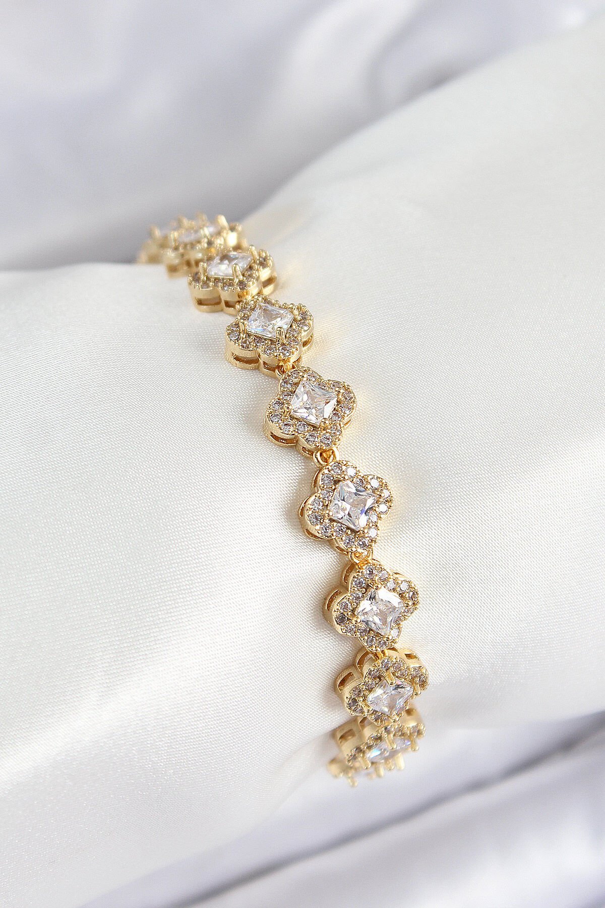 Pirinç Zirkon Taşlı Yonca Baget Model Gold Renk VIP Seri Kadın Bileklik - TJ-BB7510