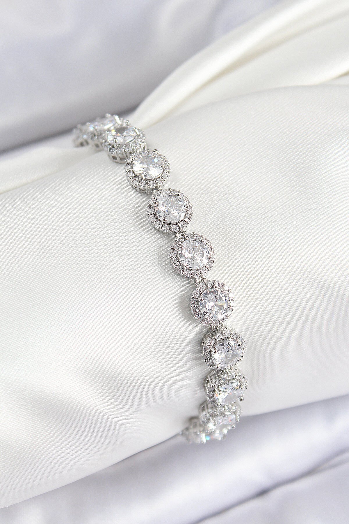 Pirinç Zirkon Taşlı Daire Baget Model Gümüş Renk VIP Seri Kadın Bileklik - TJ-BB7513