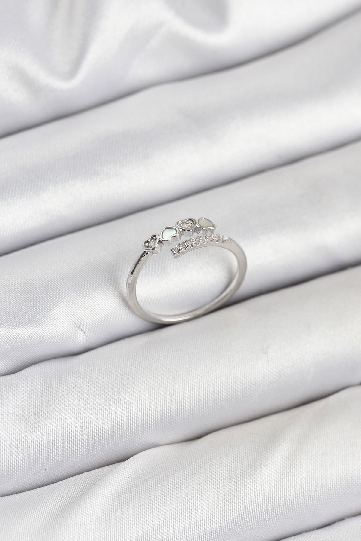 Pirinç Gümüş Renk Kalpli Detaylı Zirkon Taşlı Kadın Yüzük - TJ-BYK3841