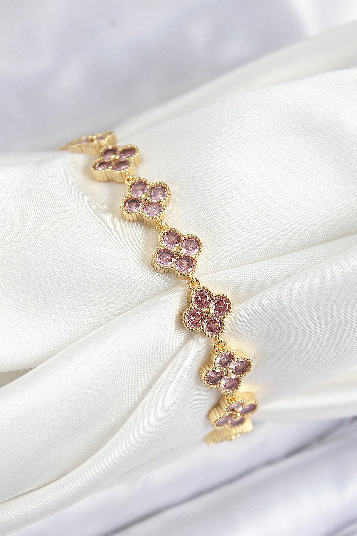 Pirinç Pembe Zirkon Taşlı Yonca Model Gold Renk VIP Seri Kadın Bileklik - TJ-BB7515