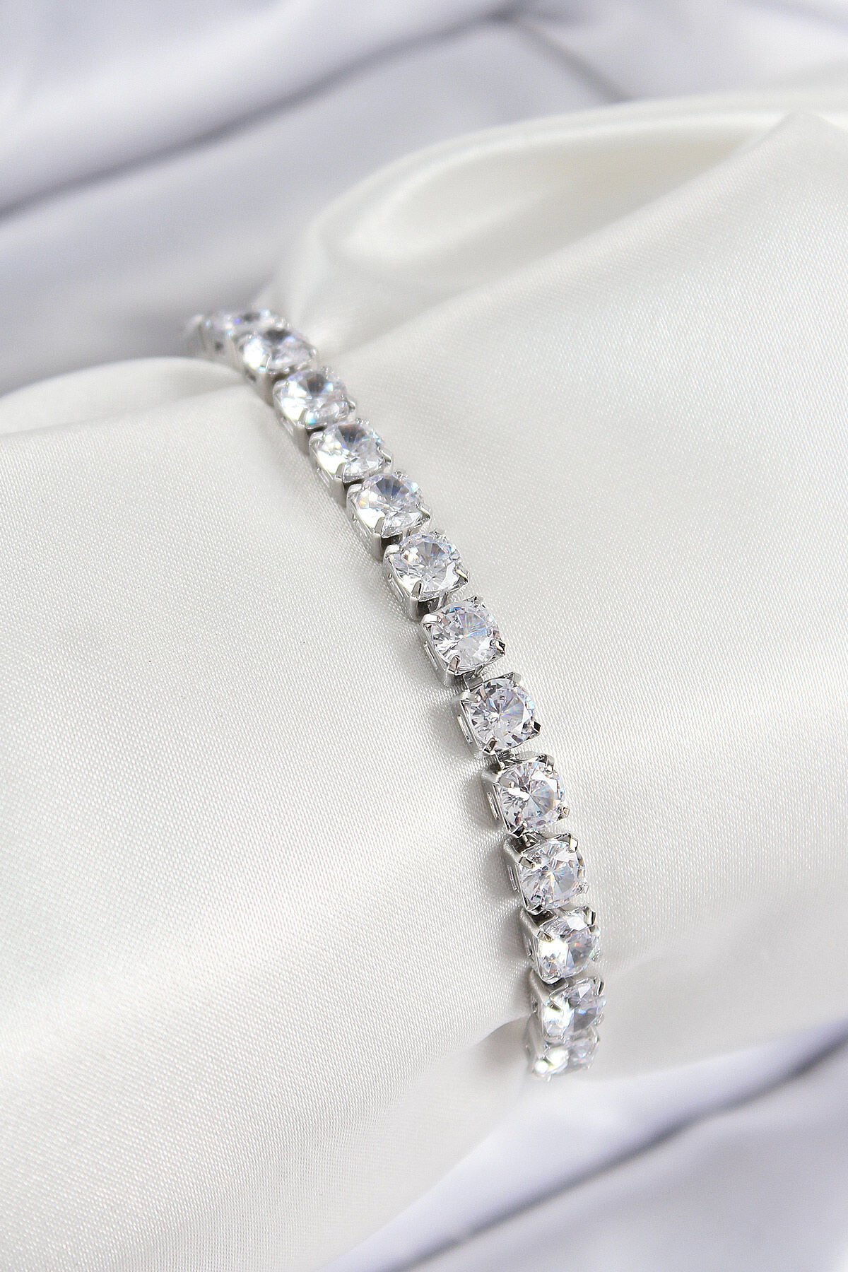 Pirinç Zirkon Taşlı Kare Model Gümüş Renk Asansörlü Kadın Bileklik - TJ-BB7763