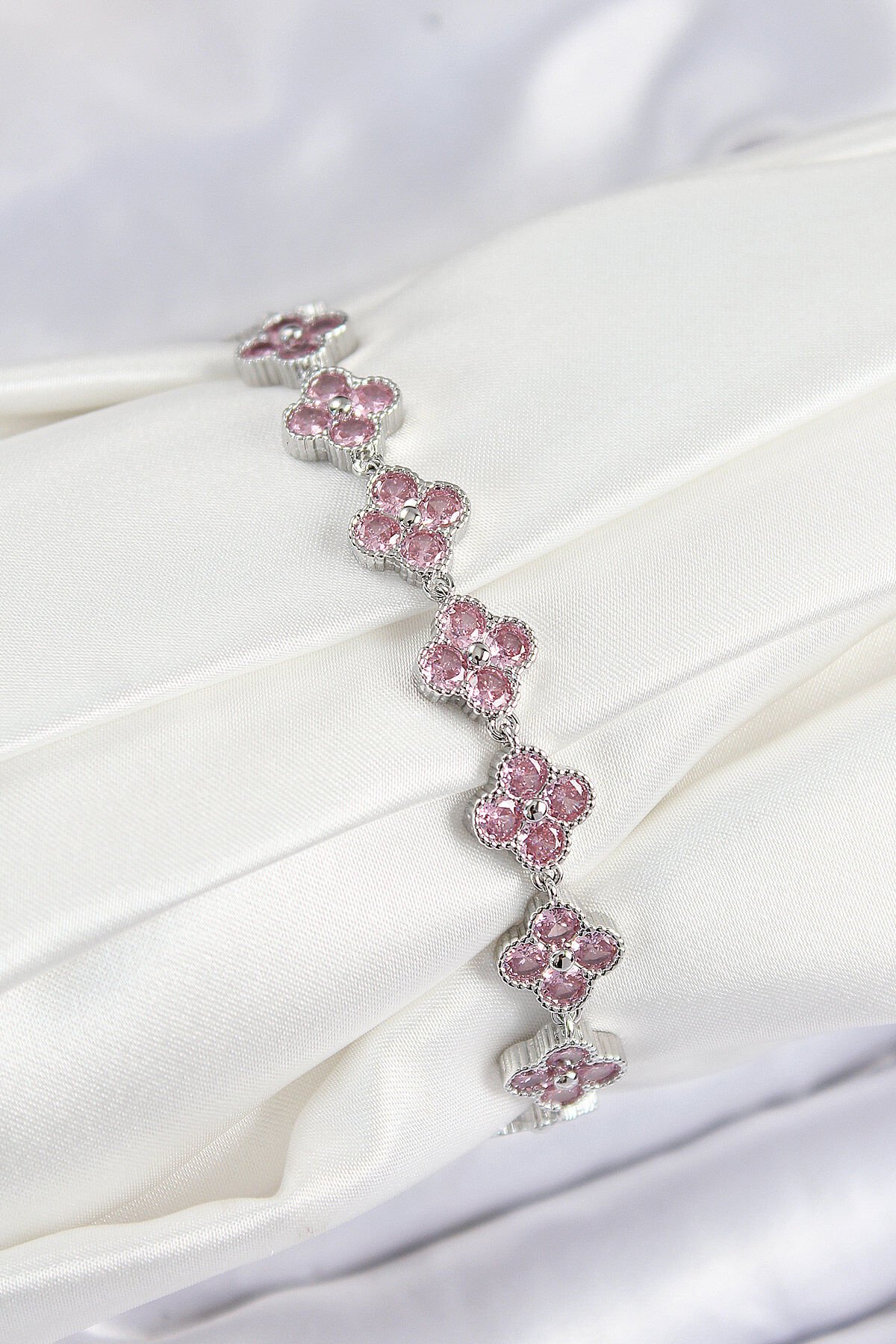 Pirinç Pembe Zirkon Taşlı Yonca Model Gümüş Renk VIP Seri Kadın Bileklik - TJ-BB7516