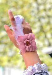 Bride to be Nedime Gelin Bilekliği Tüy ve İnci Boncuk Detaylı Pembe Renkli Bekarlığa Veda Partisi Bilekliği 10 Adet (4944)