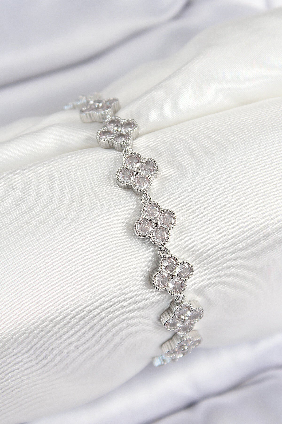 Pirinç Zirkon Taşlı Yonca Model Gümüş Renk VIP Seri Kadın Bileklik - TJ-BB7519