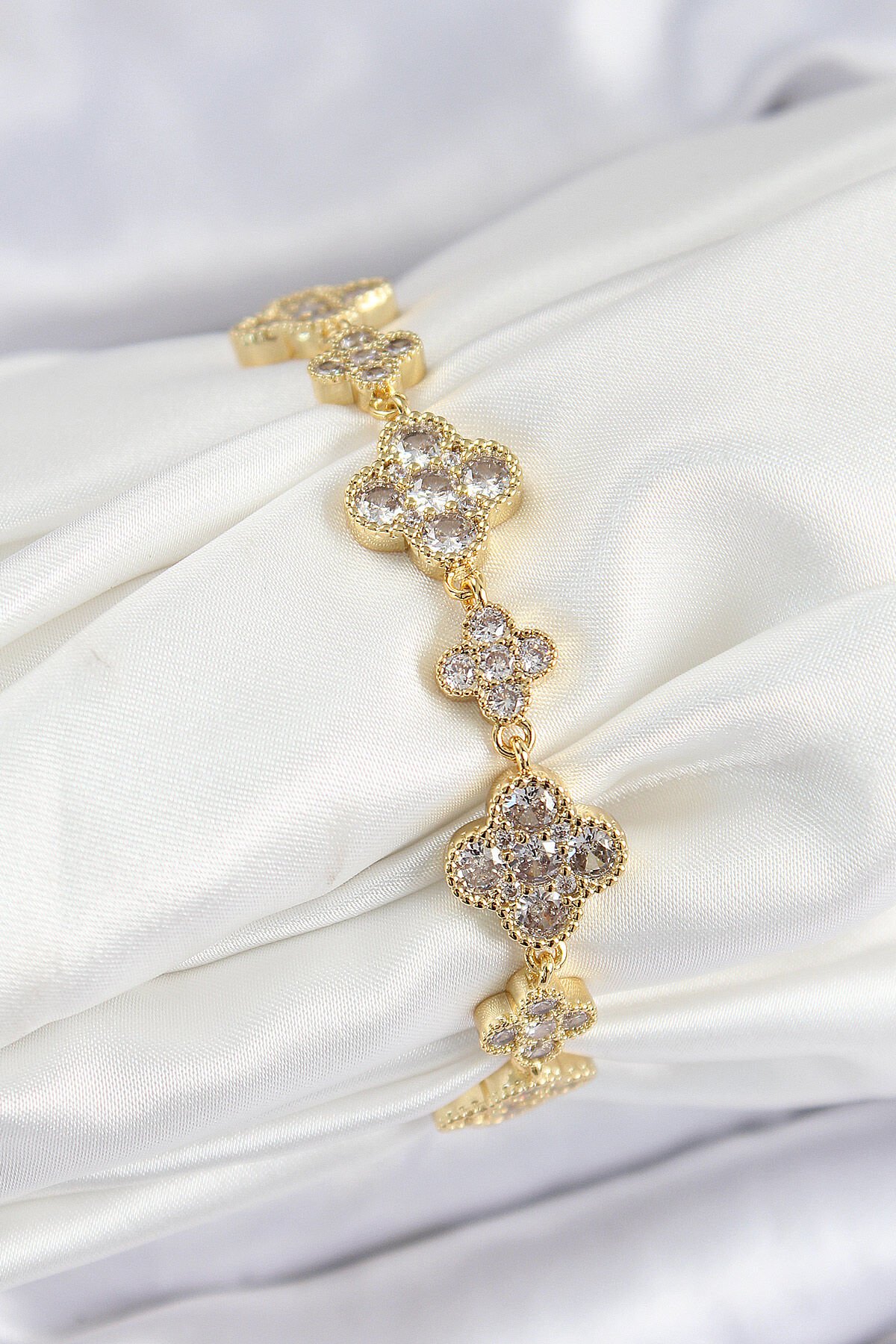 Pirinç Zirkon Taşlı Yonca Model Gold Renk VIP Seri Kadın Bileklik - TJ-BB7520