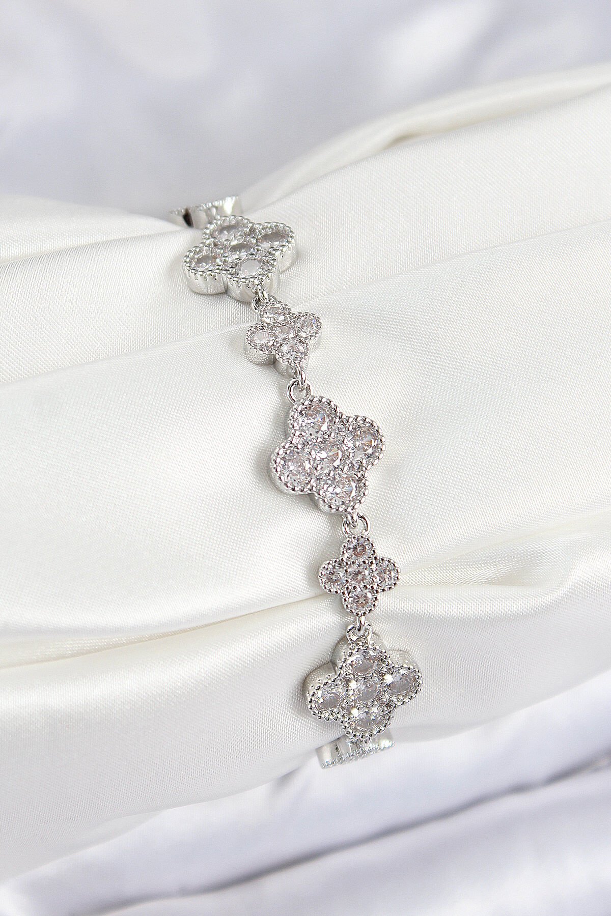 Pirinç Zirkon Taşlı Yonca Model Gümüş Renk VIP Seri Kadın Bileklik - TJ-BB7521