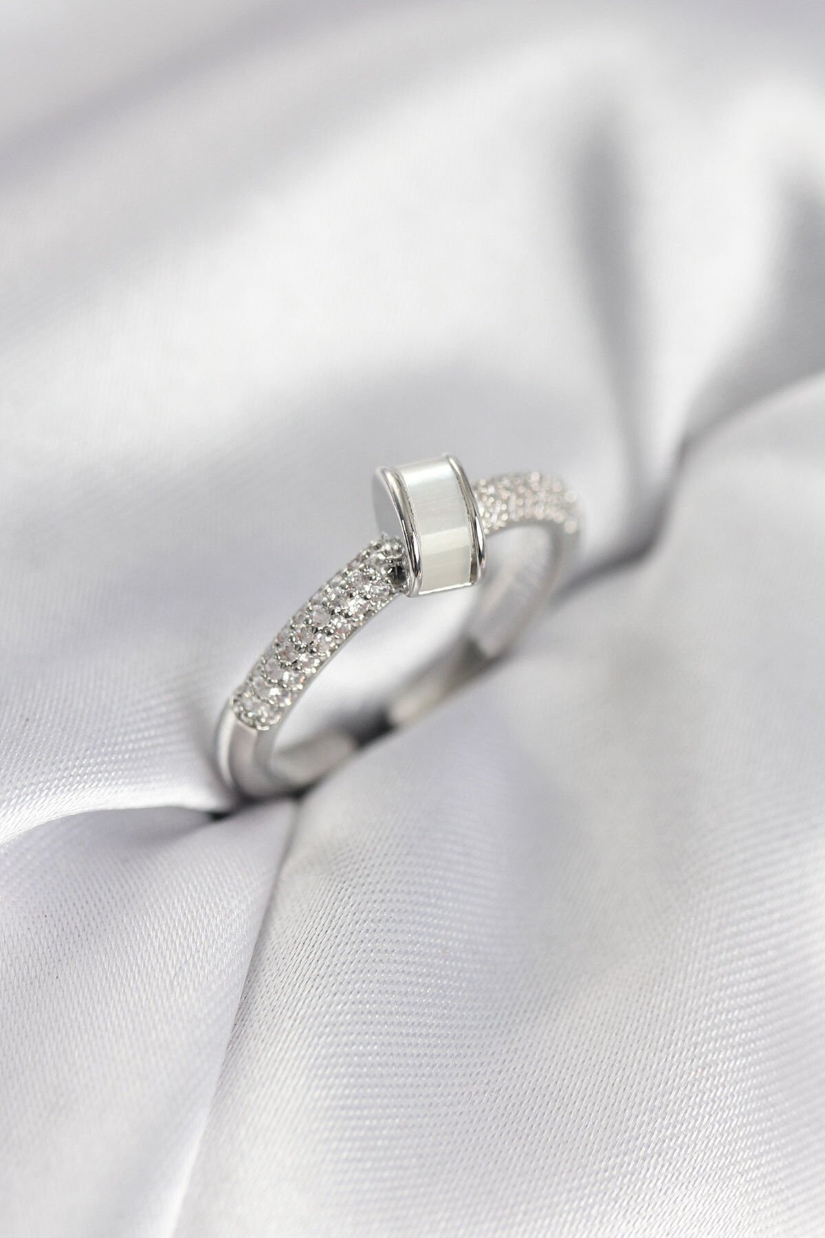 Zirkon Taşlı Sedefli Gümüş Renk Kadın Yüzük - TJ-BYK3941