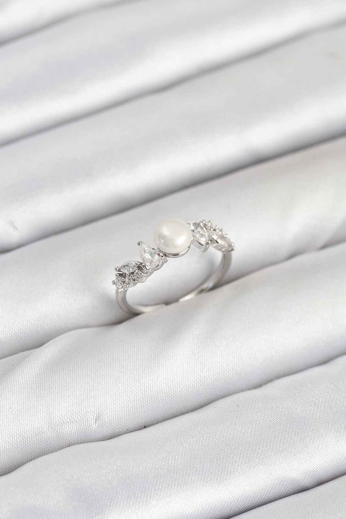 Pirinç Gümüş Renk Zirkon Taşlı İncili Model Kadın Yüzük - TJ-BYK3853