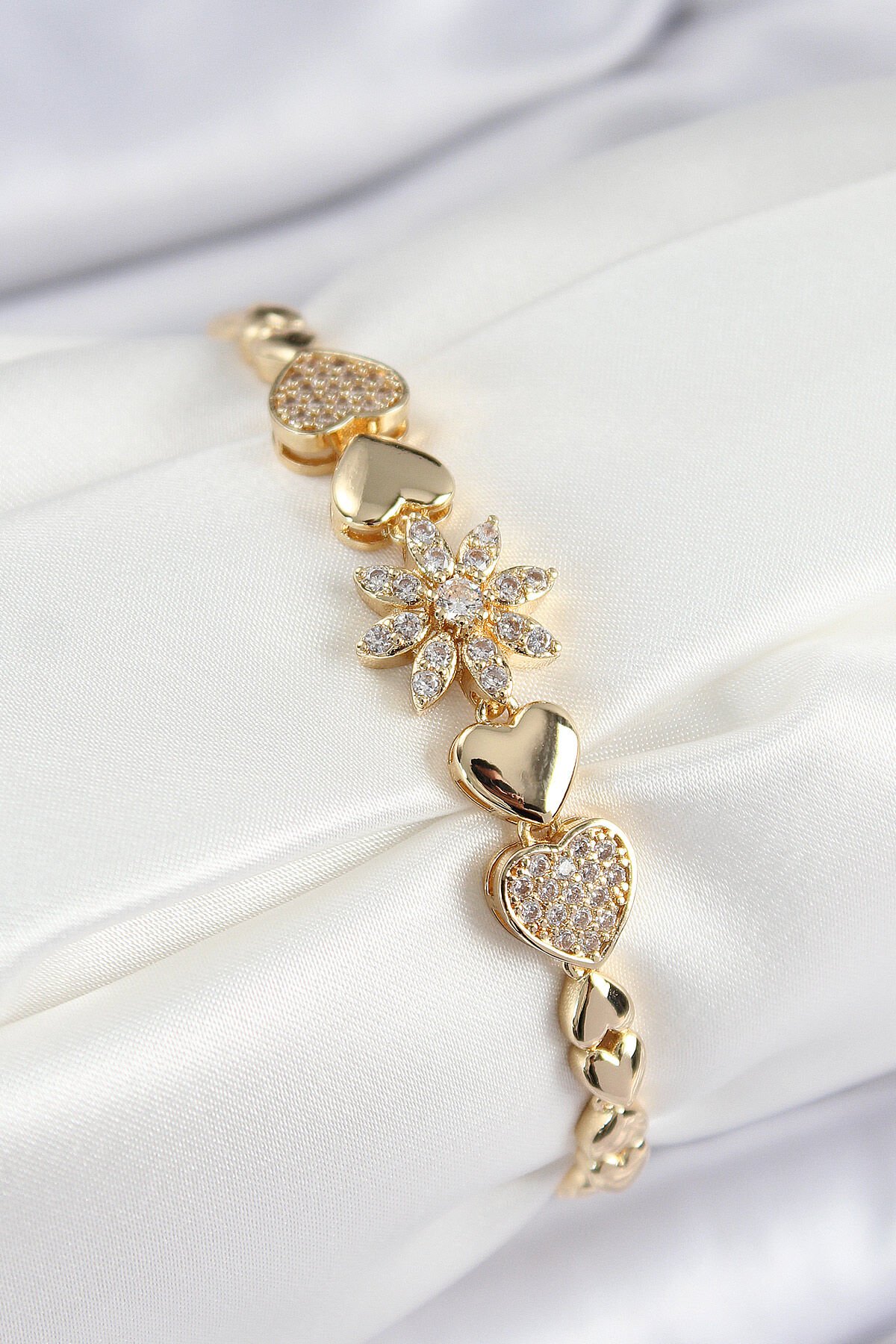 Pirinç Zirkon Taşlı Kalp Detaylı Çiçek Model Gold Renk Kadın Bileklik - TJ-BB7527
