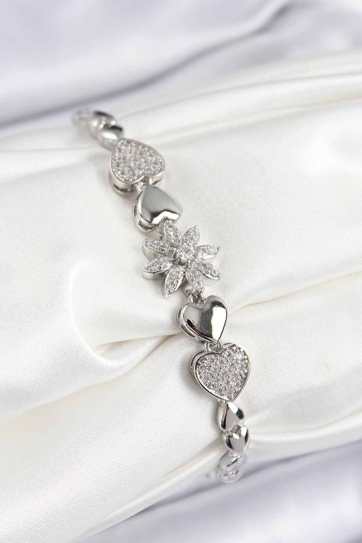 Pirinç Zirkon Taşlı Kalp Detaylı Çiçek Model Gümüş Renk Kadın Bileklik - TJ-BB7528