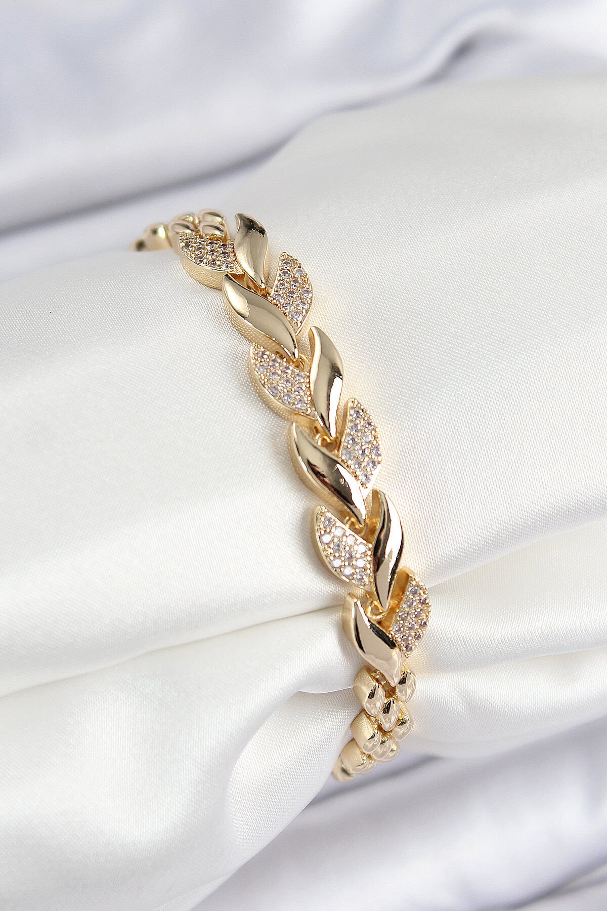 Pirinç Zirkon Taşlı Balık Kuyruğu Model Gold Renk Kadın Bileklik - TJ-BB7529