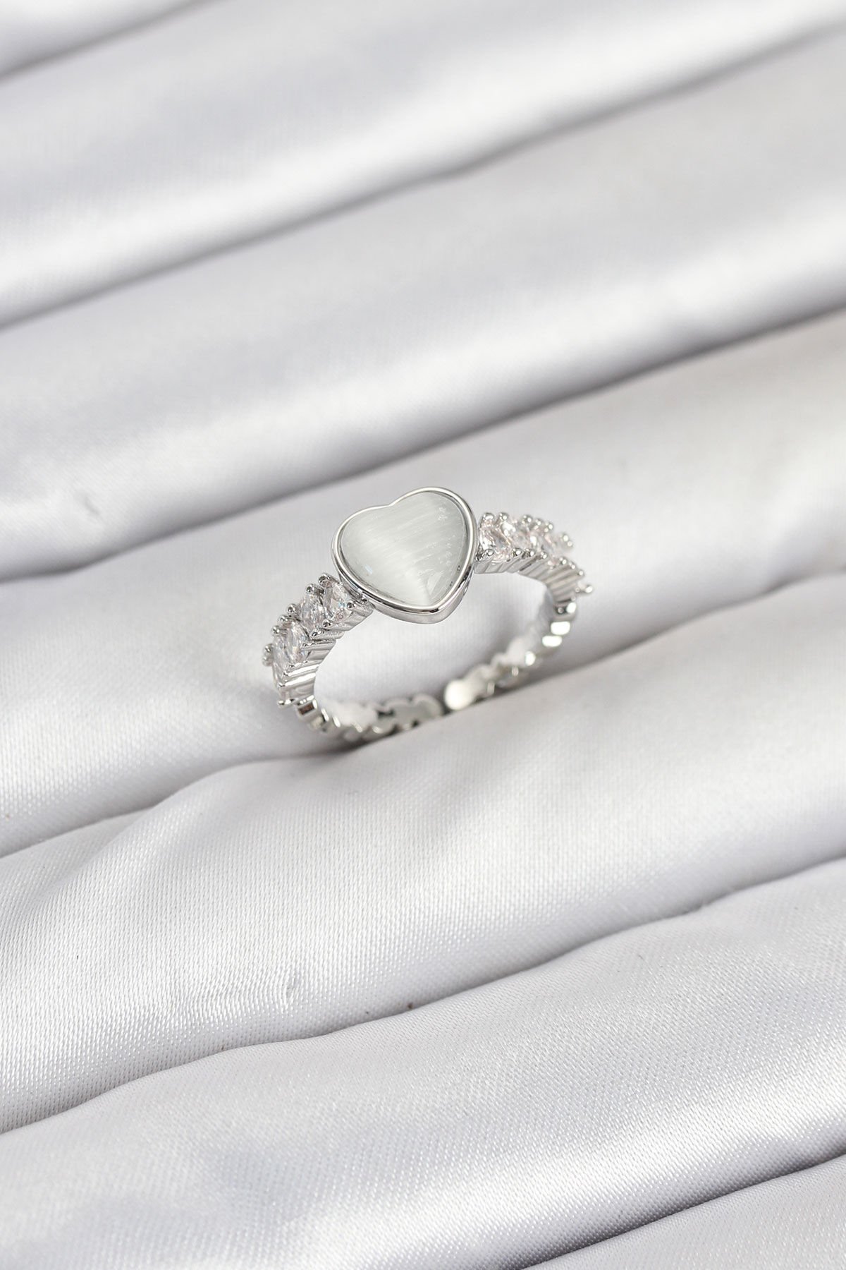 Pirinç Gümüş Renk Zirkon Taşlı Kalpli Kadın Yüzük - TJ-BYK3857