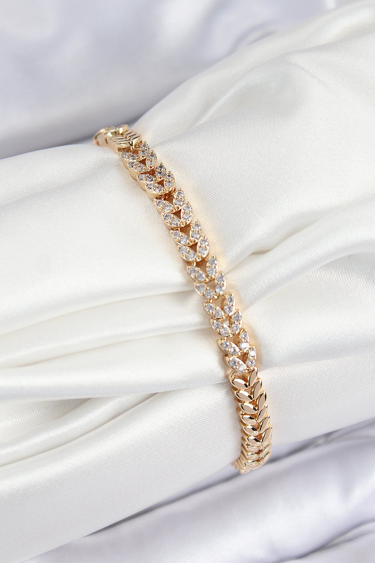 Pirinç Zirkon Taşlı Sıralı Yaprak Model Gold Renk Kadın Bileklik - TJ-BB7531