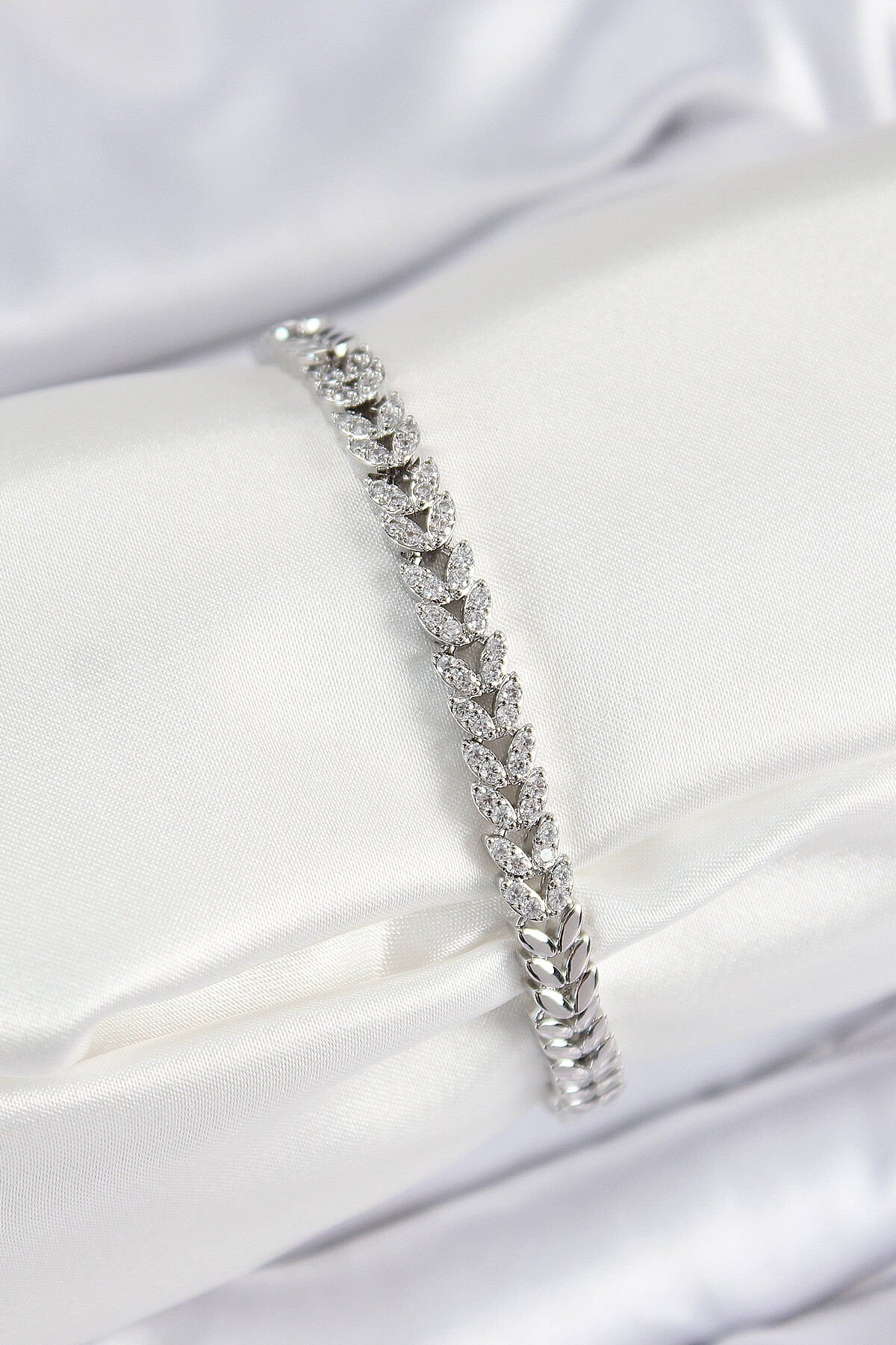 Pirinç Zirkon Taşlı Sıralı Yaprak Model Gümüş Renk Kadın Bileklik - TJ-BB7532