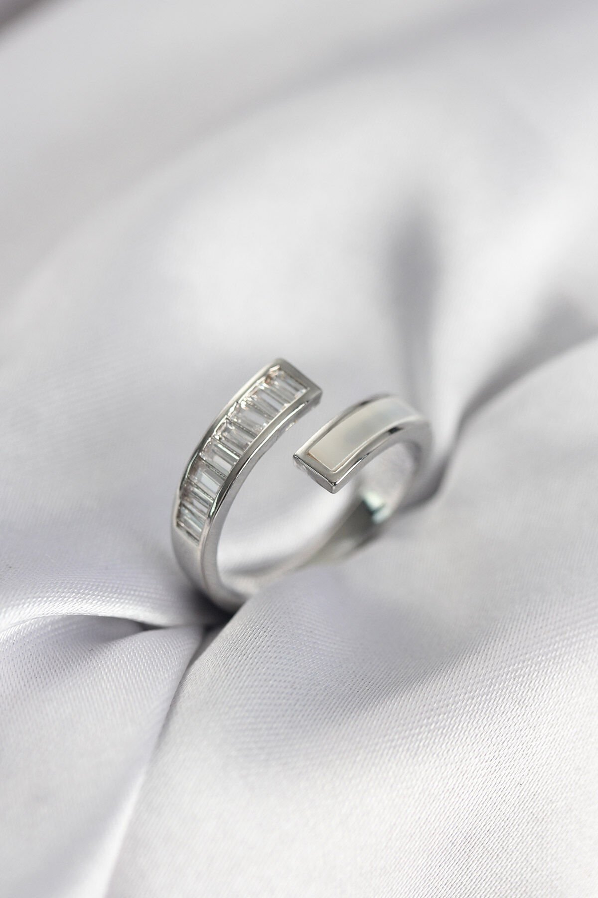 Gümüş Renk Sedefli Baget Zirkon Taşlı Kadın Yüzük - TJ-BYK3952