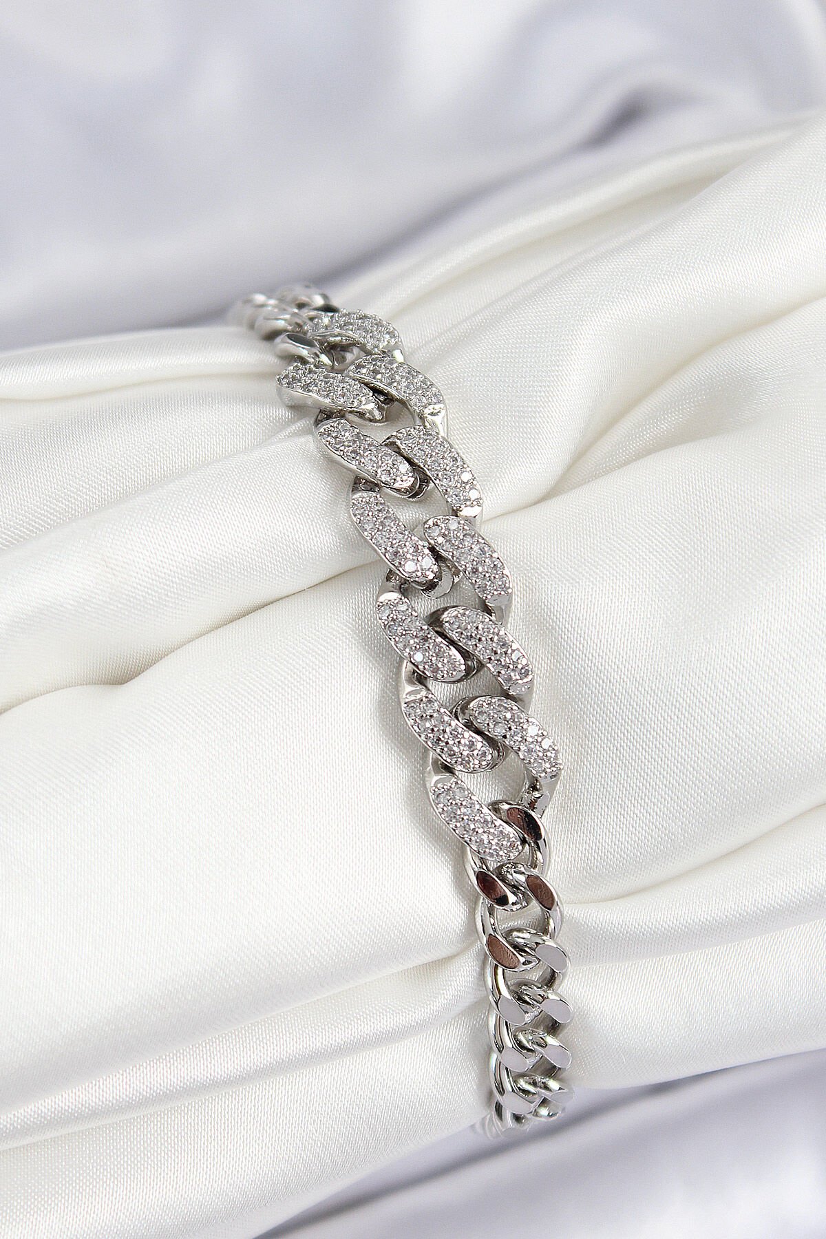 Pirinç Zirkon Taşlı Küba Zincir Model Gümüş Renk Kadın Bileklik - TJ-BB7534