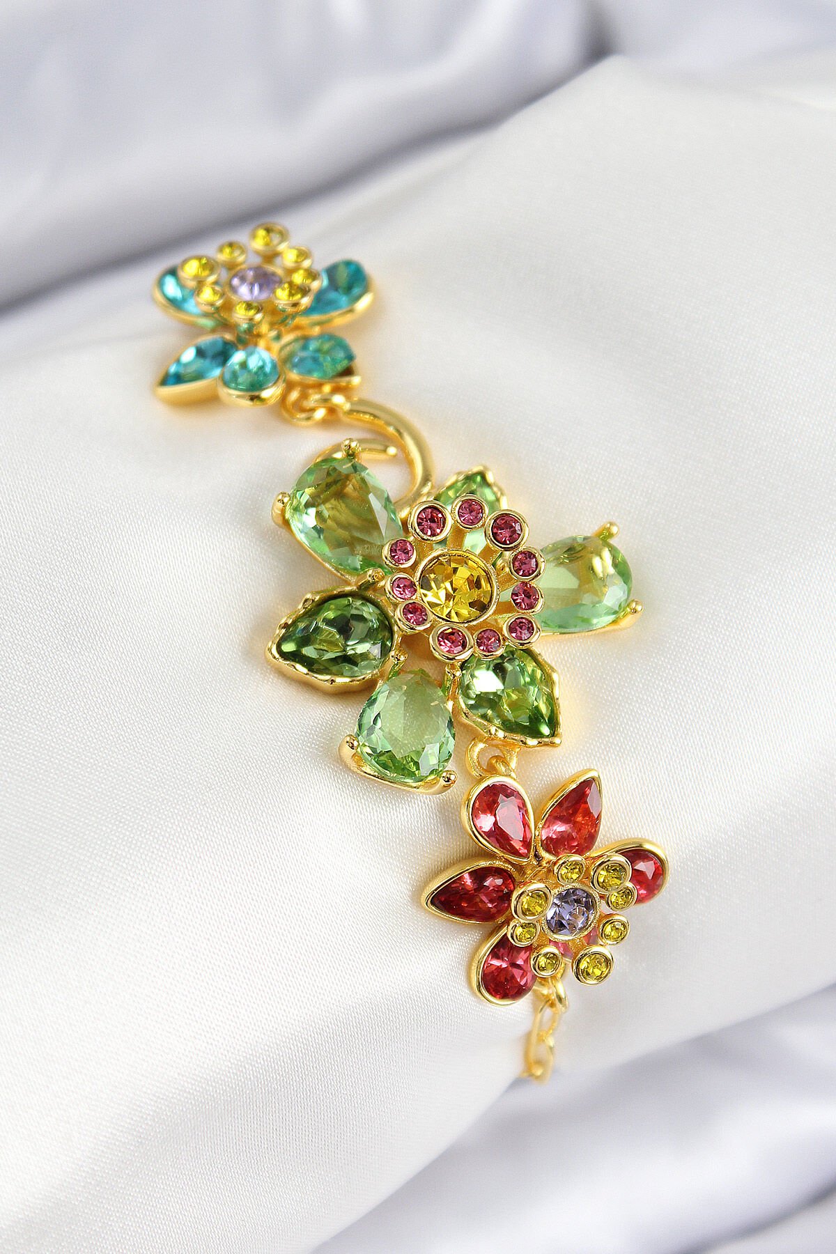 VIP Pirinç Zirkon Taşlı Çiçek Model Gold Renk Kadın Bileklik - TJ-BB7764