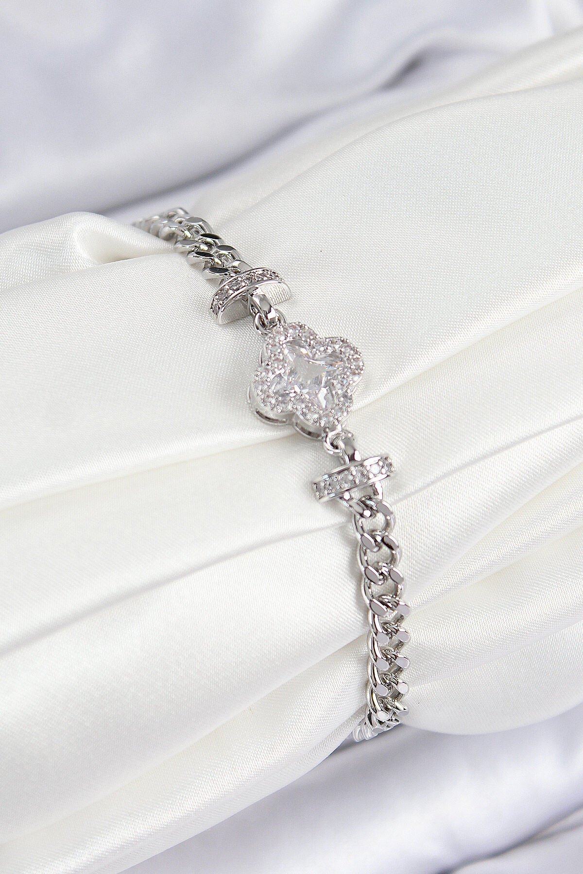 Pirinç Zirkon Taşlı Yonca Model Gümüş Renk Kadın Bileklik - TJ-BB7538