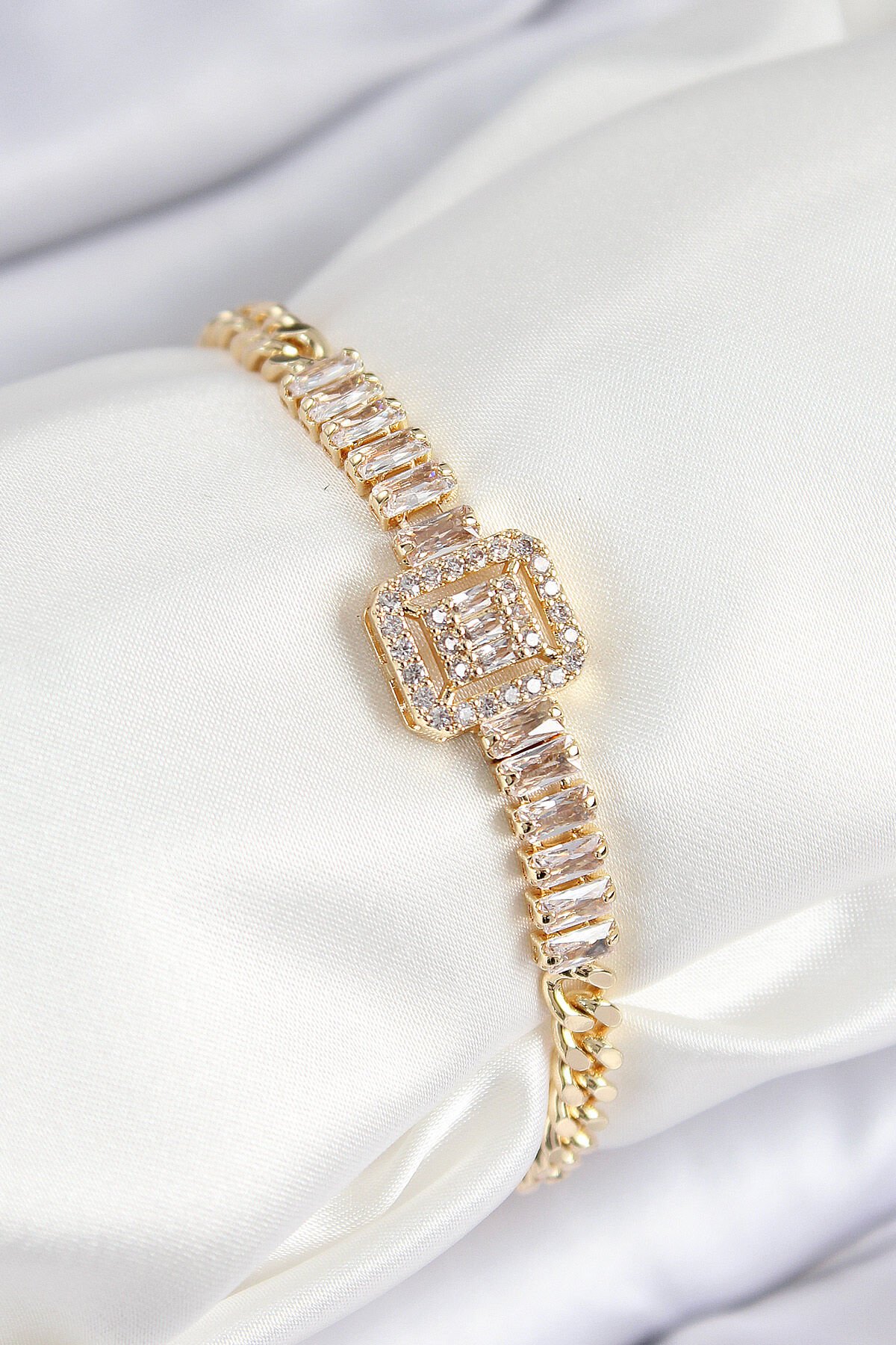 Pirinç Zirkon Taşlı Su Yolu Detaylı Baget Model Gold Renk Kadın Bileklik - TJ-BB7539