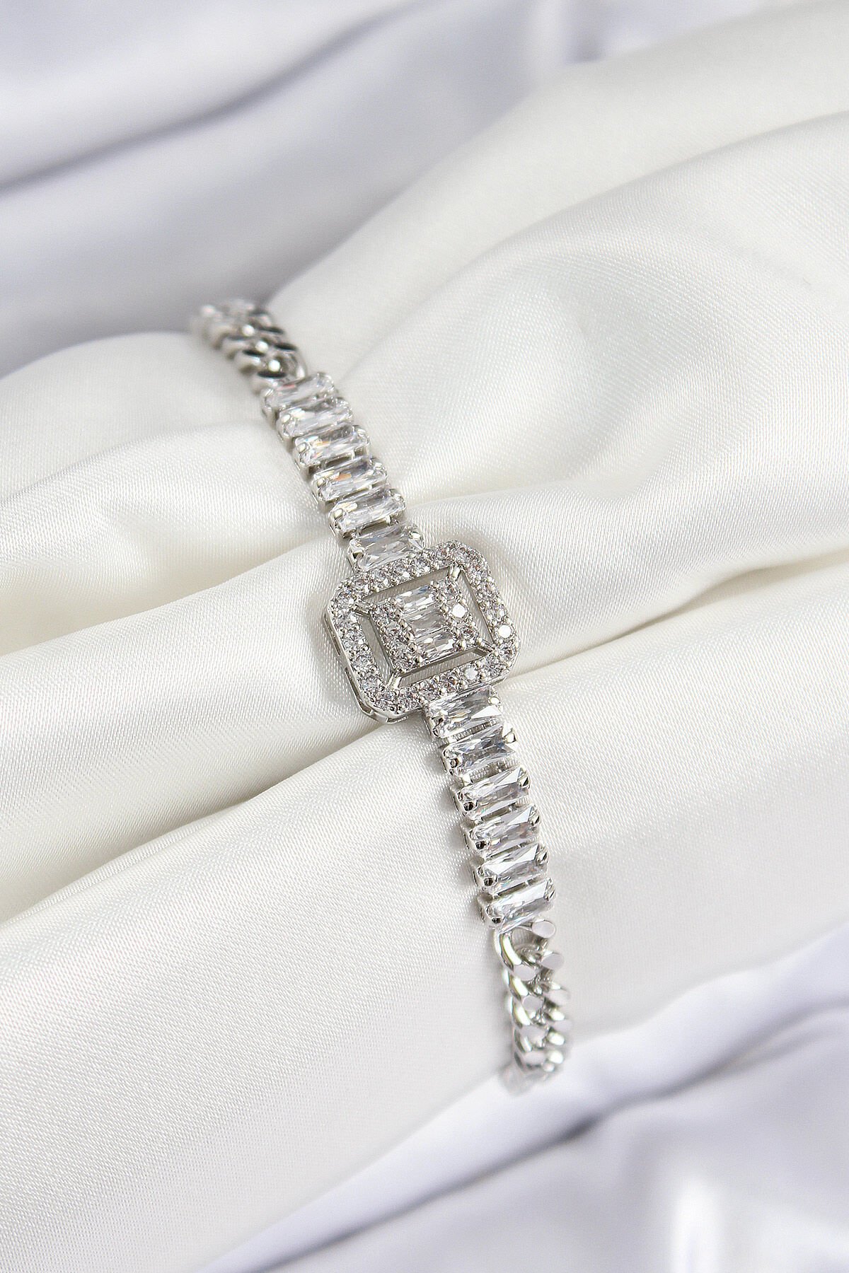 Pirinç Zirkon Taşlı Su Yolu Detaylı Baget Model Gümüş Renk Kadın Bileklik - TJ-BB7540