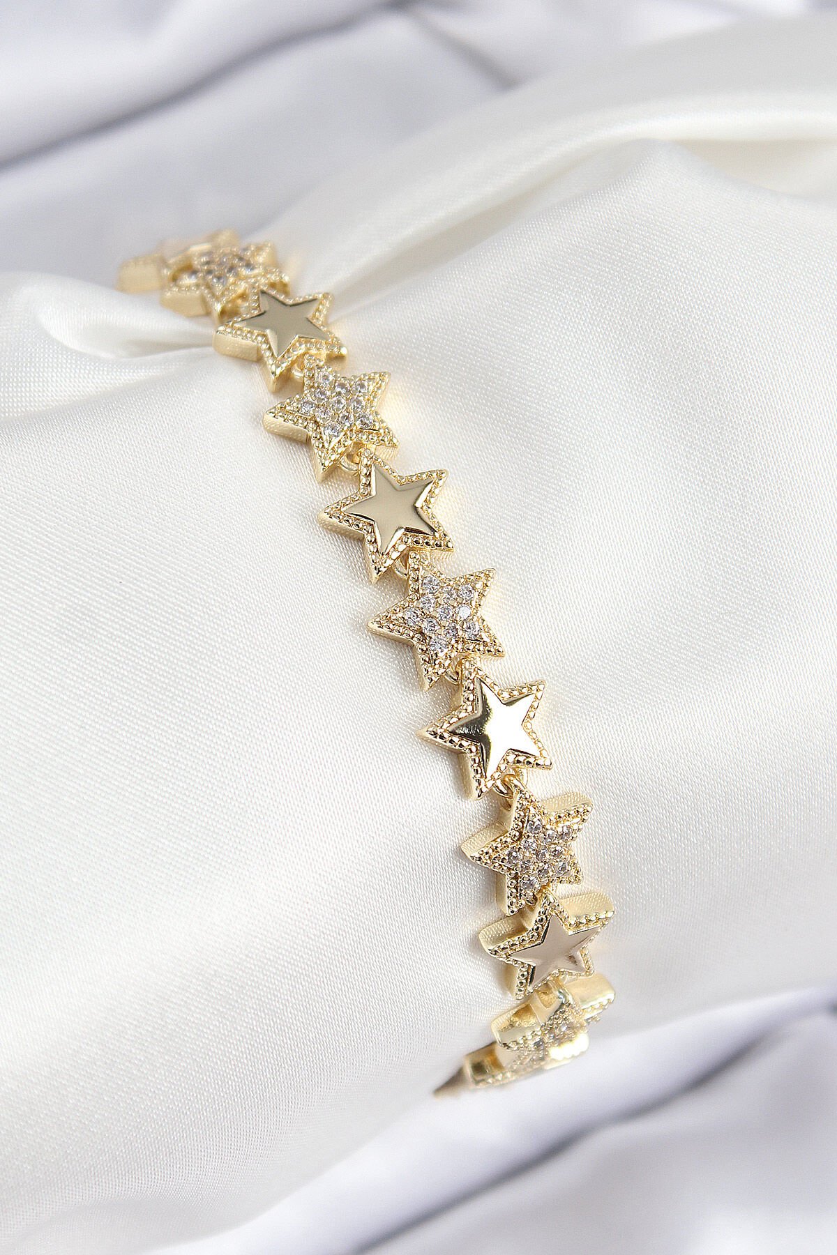 VIP Pirinç Zirkon Taşlı Yıldız Model Gold Renk Kadın Bileklik - TJ-BB7768