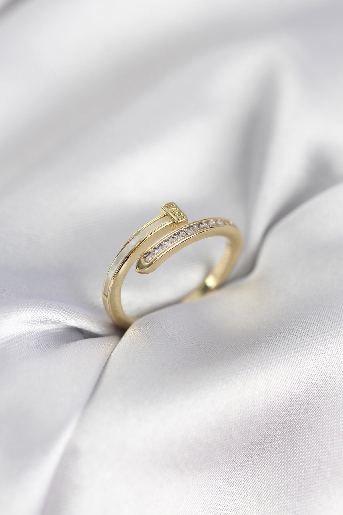 Zirkon Taşlı Gold Renk Yassı Çivi Model Kadın Yüzük - TJ-BYK3961