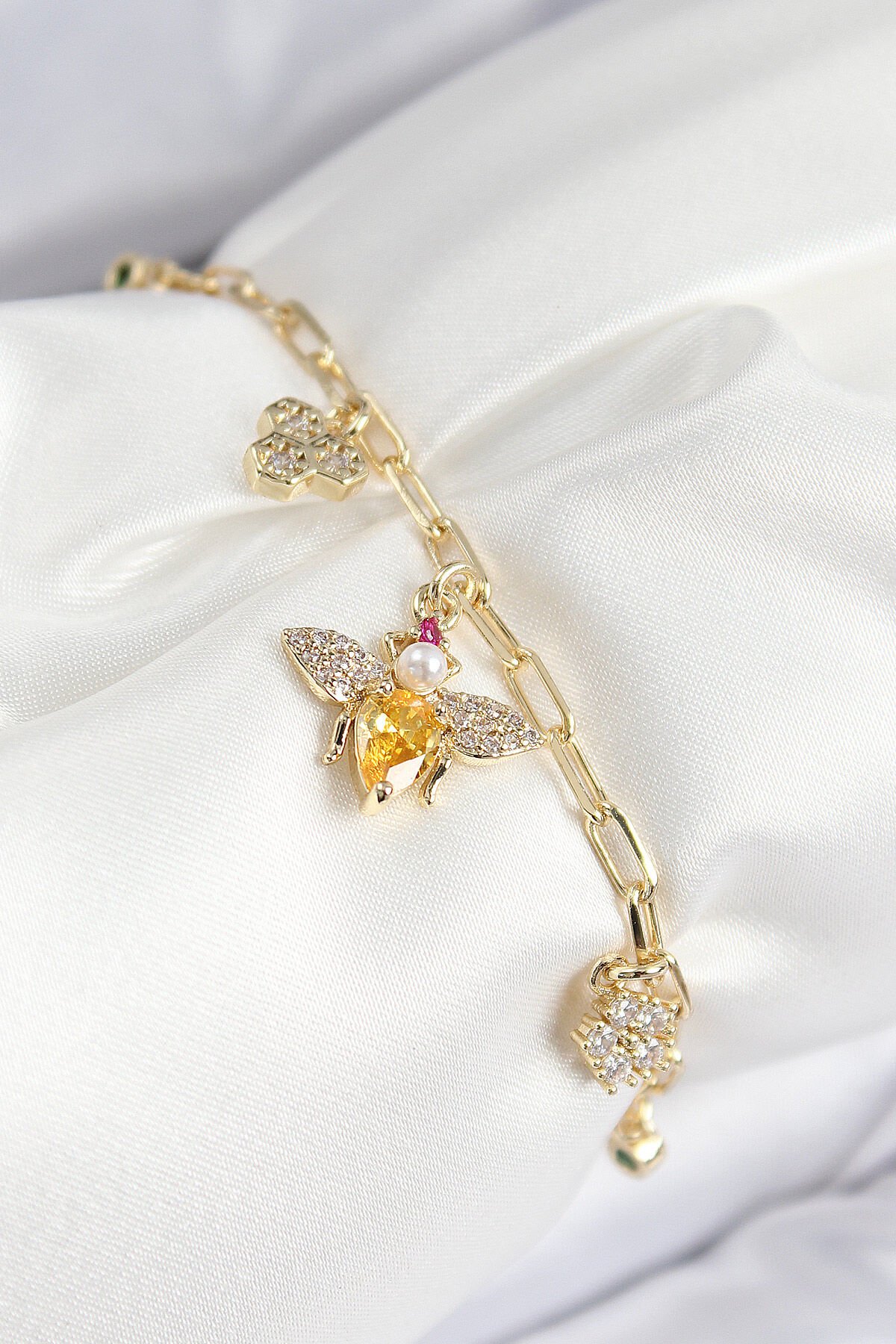 Pirinç Zirkon Taşlı Arı Model Gold Renk Kadın Bileklik - TJ-BB7771