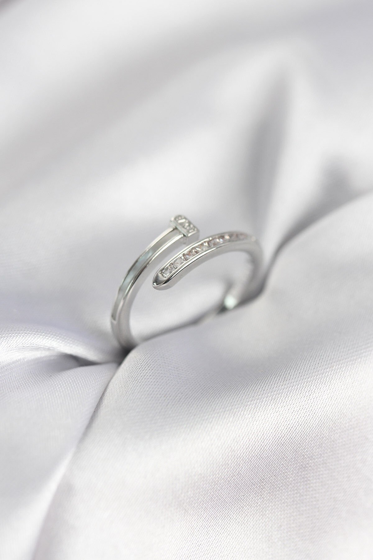 Zirkon Taşlı Gümüş Renk Yassı Çivi Model Kadın Yüzük - TJ-BYK3962