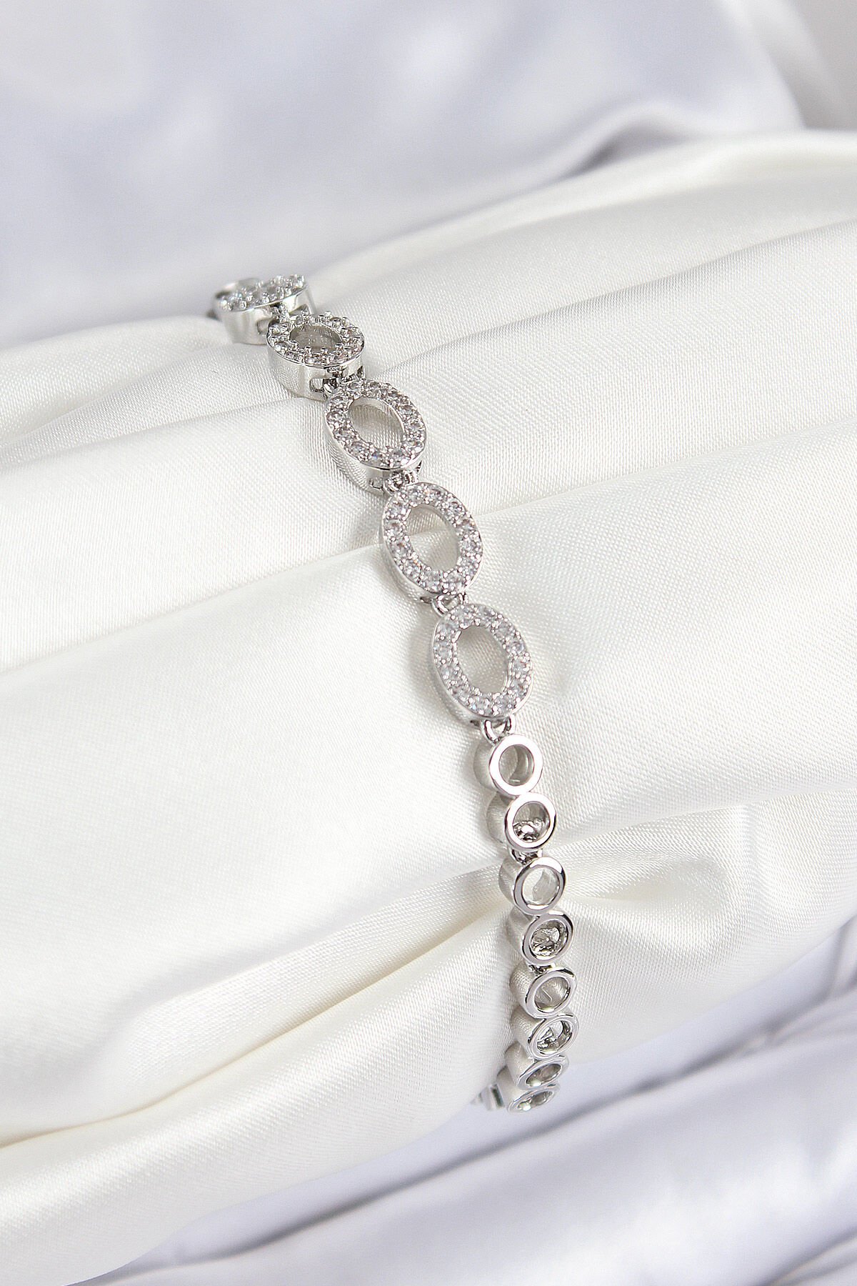 Pirinç Zirkon Taşlı Oval Model Gümüş Renk Kadın Bileklik - TJ-BB7544