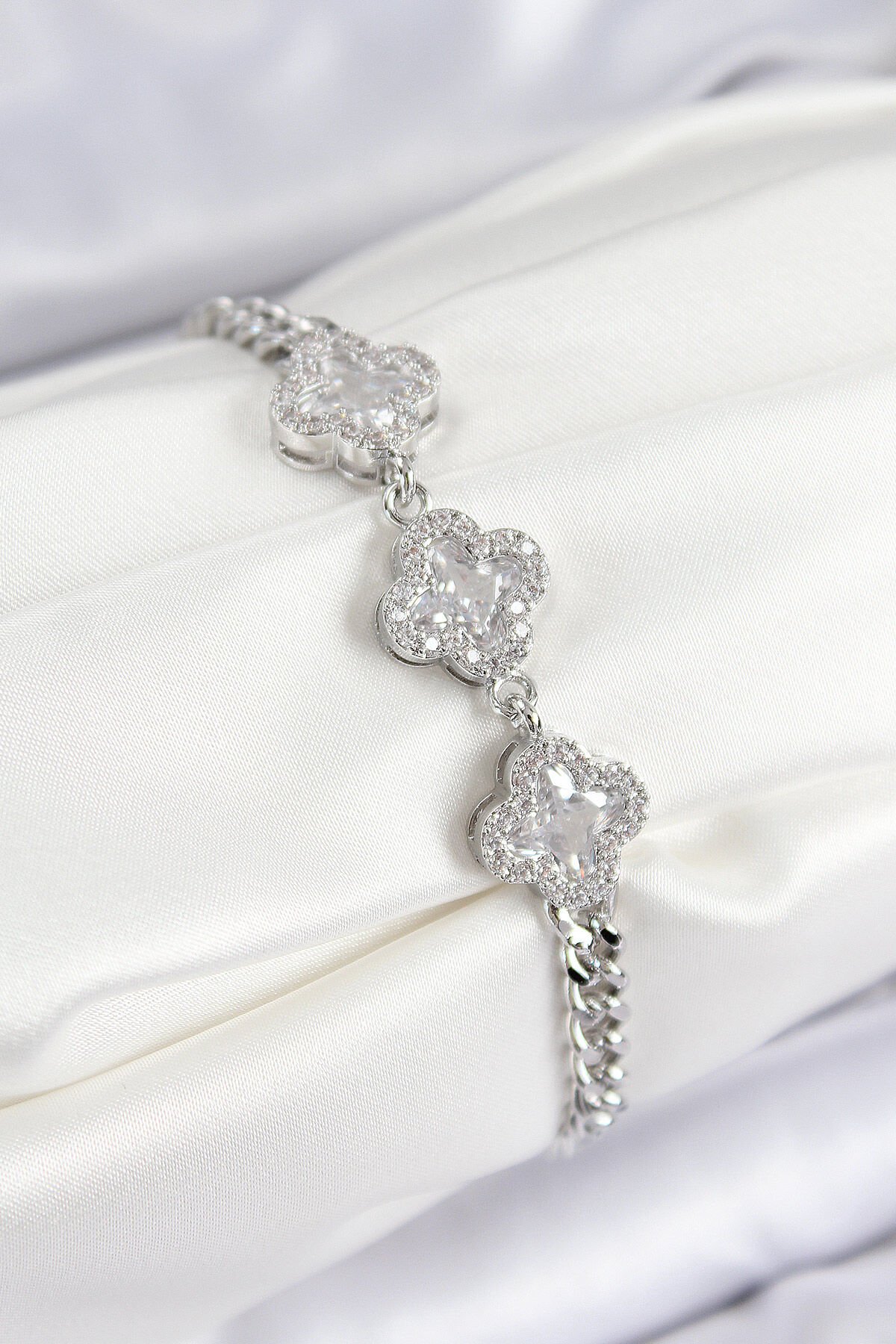 Pirinç Zirkon Taşlı Yonca Model Gümüş Renk Kadın Bileklik - TJ-BB7546