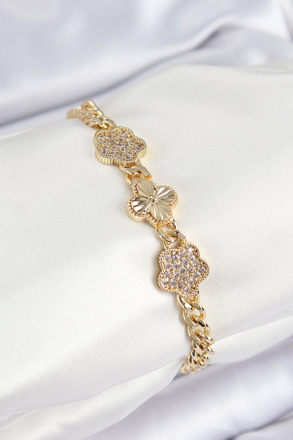 Pirinç Zirkon Taşlı Yonca Model Gold Renk Kadın Bileklik - TJ-BB7547