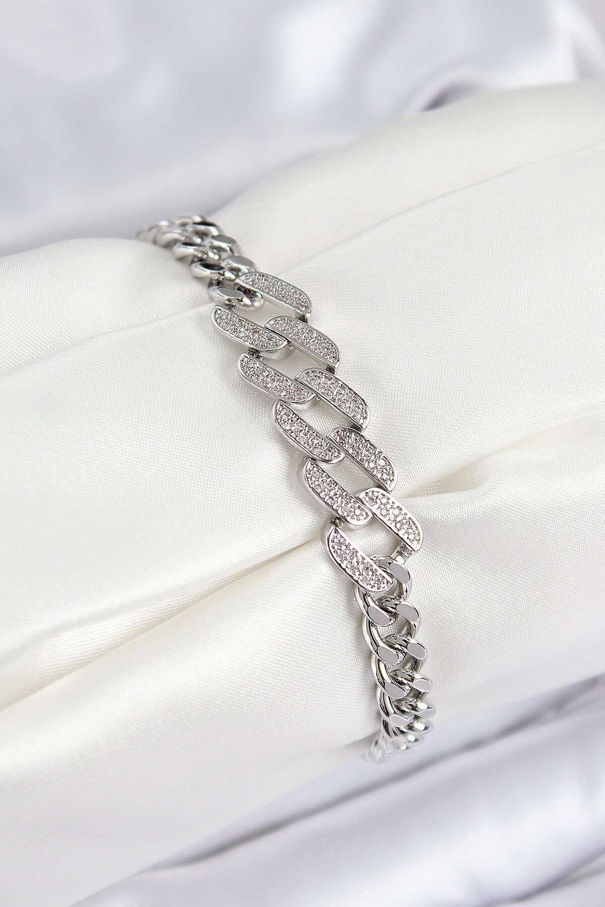 Pirinç Zirkon Taşlı Ezme Küba Zincir Model Gümüş Renk Kadın Bileklik - TJ-BB7550