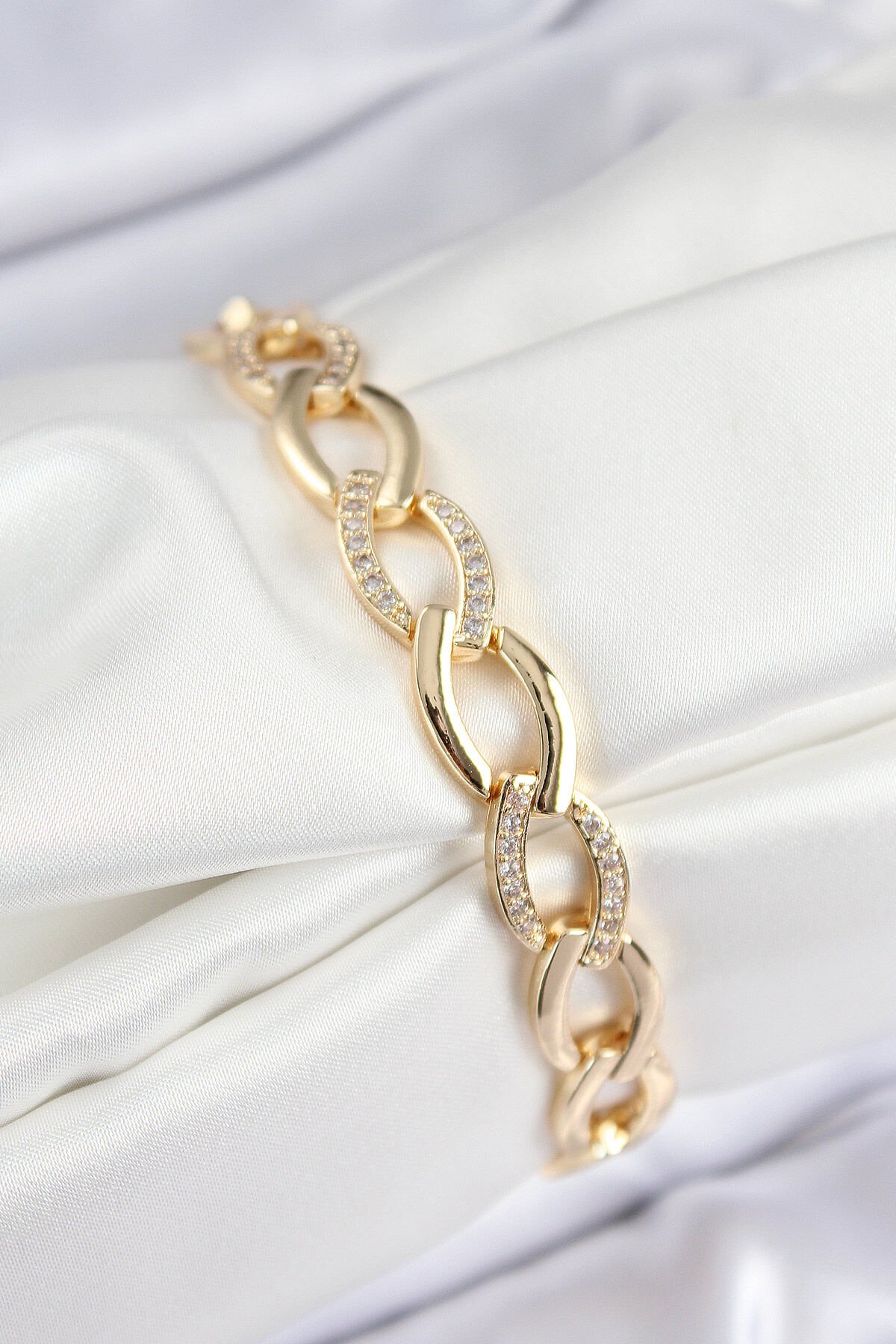 Pirinç Zirkon Taşlı Zincir Model Gold Renk Kadın Bileklik - TJ-BB7553