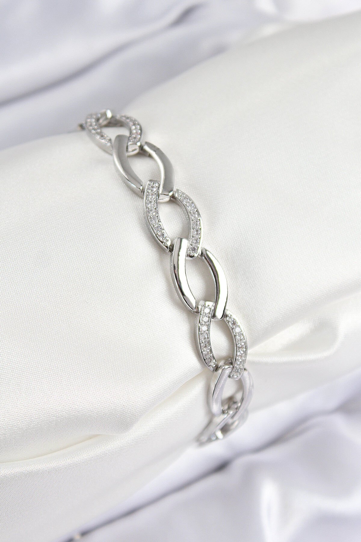 Pirinç Zirkon Taşlı Zincir Model Gümüş Renk Kadın Bileklik - TJ-BB7554