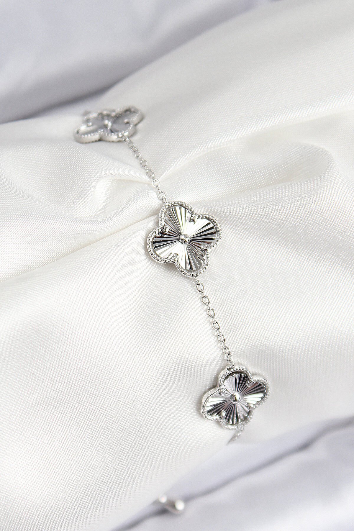 VIP Pirinç Yonca Model Gümüş Renk Kadın Bileklik - TJ-BB7782