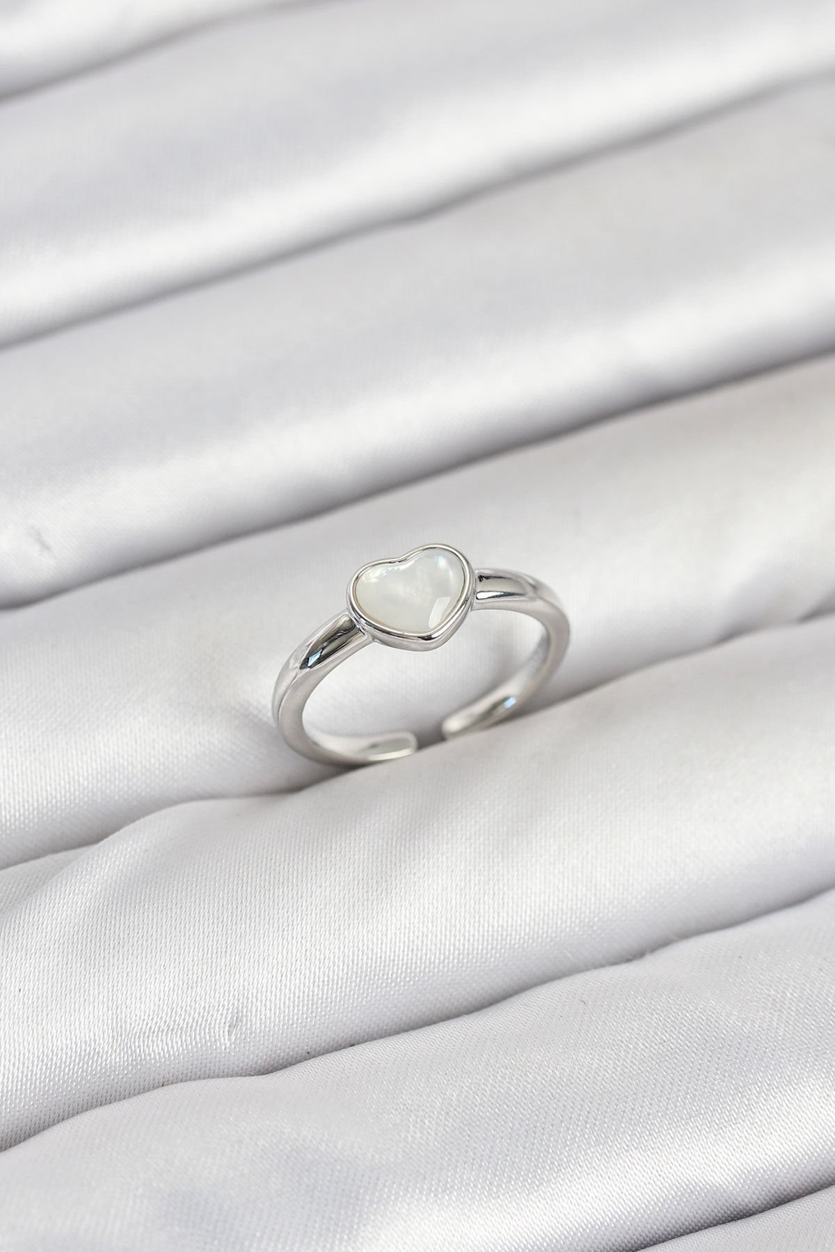 Pirinç Gümüş Renk Kalpli Kadın Yüzük - TJ-BYK3881