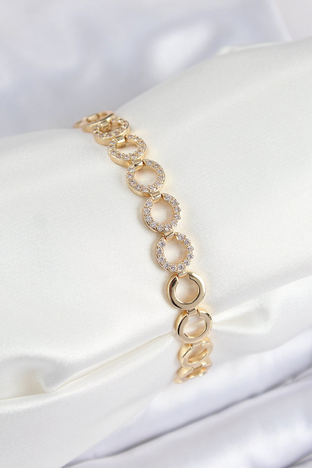 Pirinç Zirkon Taşlı Sıralı Halka Model Gold Renk Kadın Bileklik - TJ-BB7555