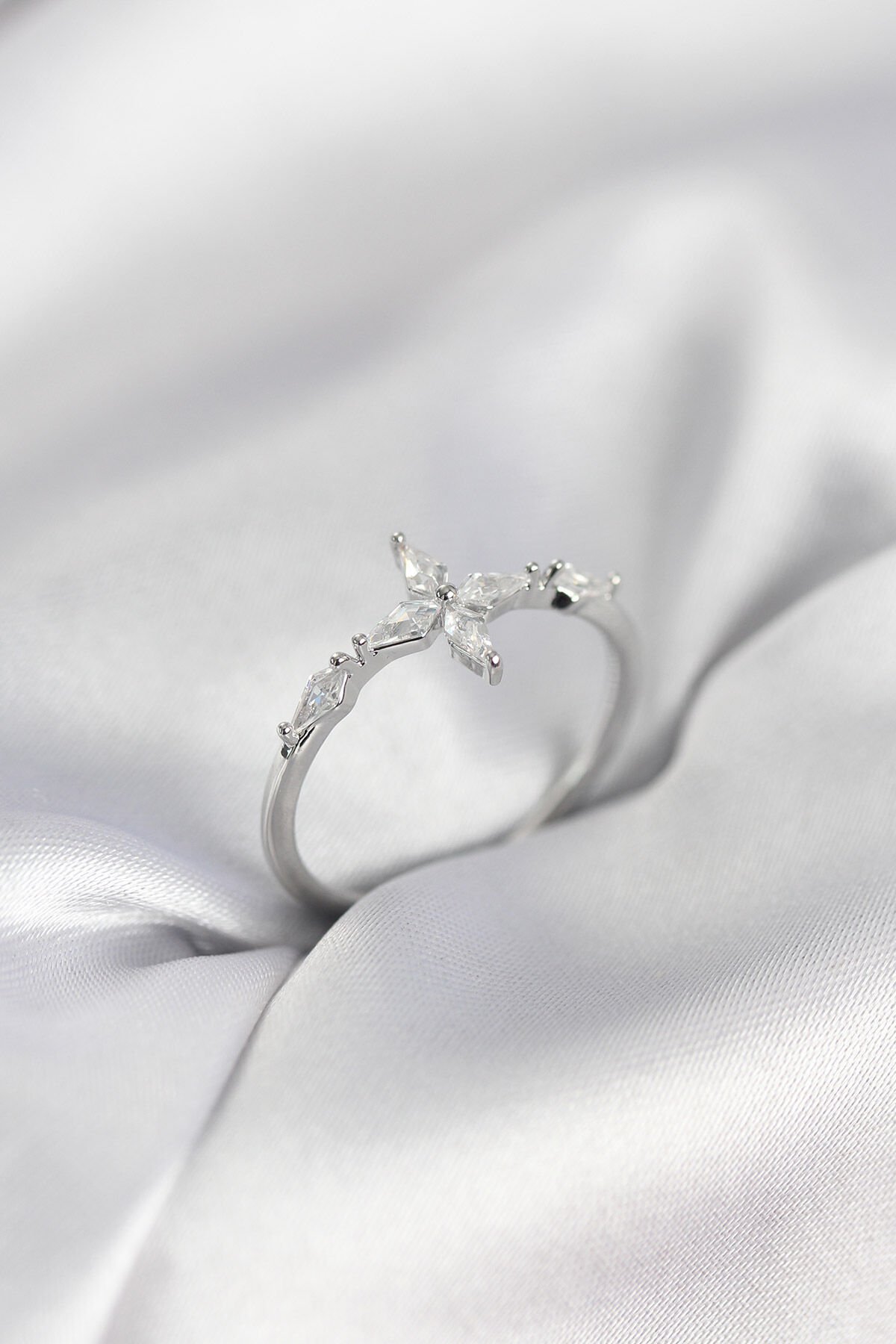 Yıldız Model Zirkon Taşlı Gümüş Renk Kadın Yüzük - TJ-BYK3974