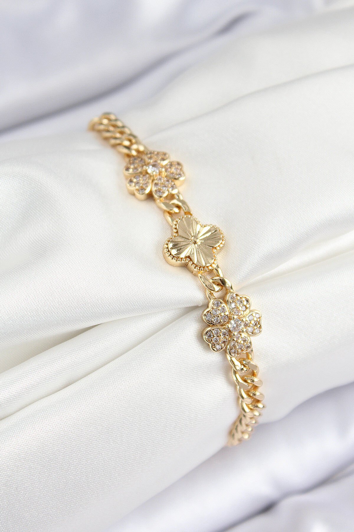 Pirinç Zirkon Taşlı Yonca Model Gold Renk Kadın Bileklik - TJ-BB7557